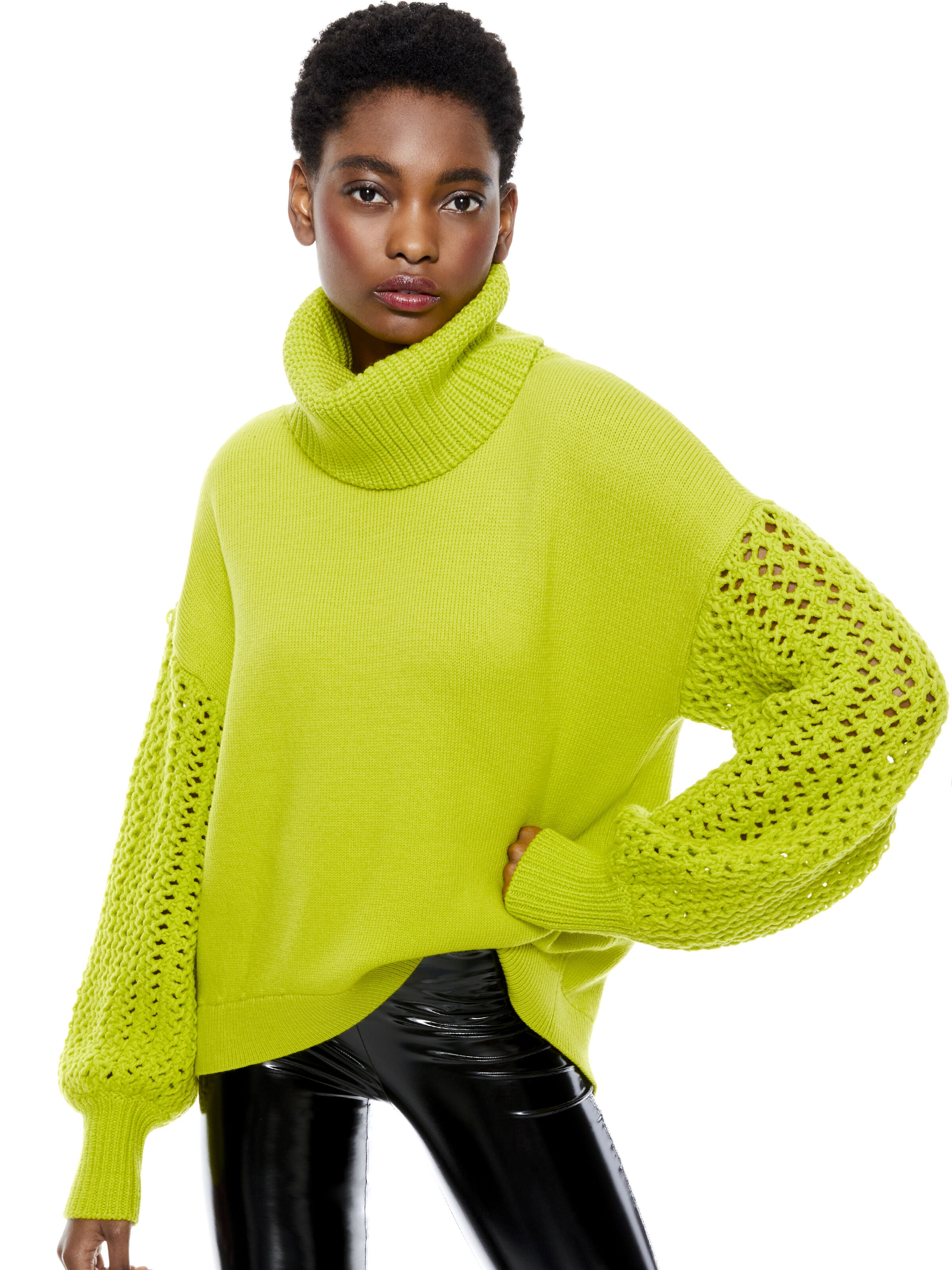 ADELA ROUND HEM TURTLENECK
