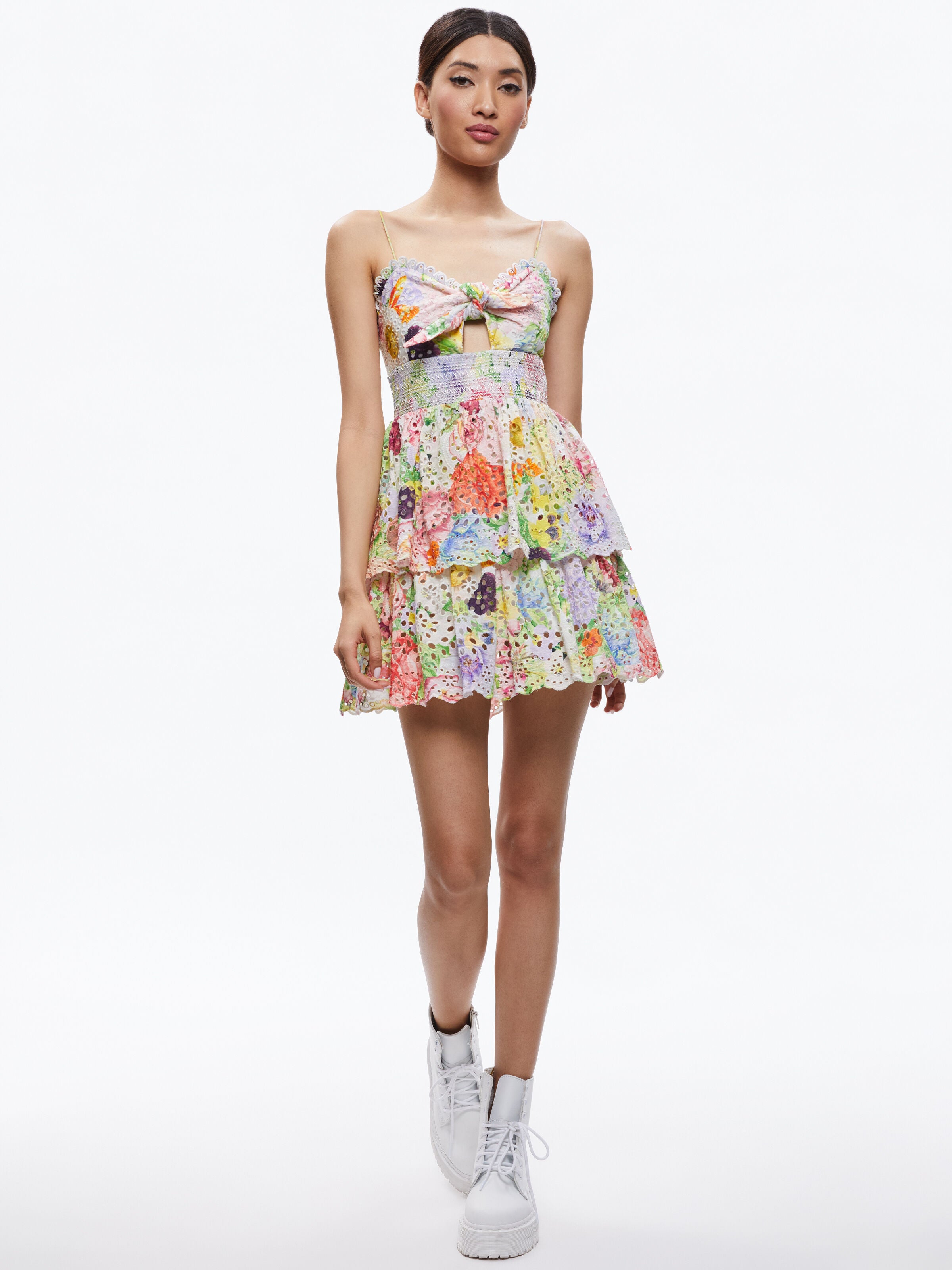 ROBE COURTE FINA FRONCÉE À NŒUD ET VOLANTS