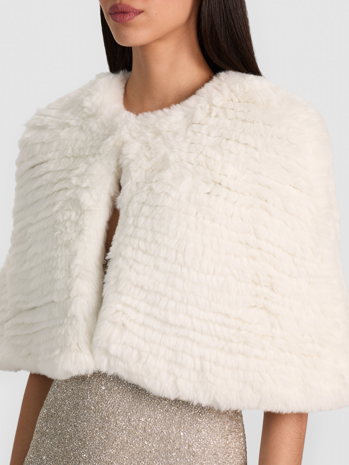 CAPPELLO A MANTELLA IN PELLICCIA SINTETICA DEIRDRE-SOFT WHITE-ALICE + OLIVIA