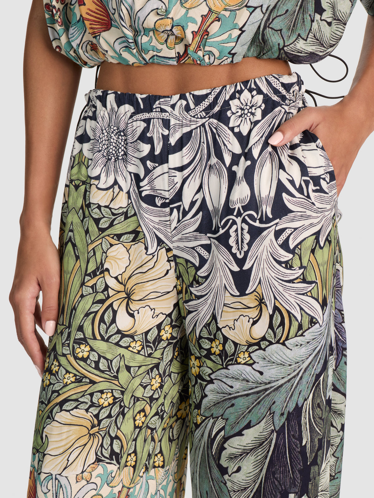 PANTALONI ALLA CAVIGLIA A VITA MEDIA CON COULISSE-MASTERPIECE E-ALICE + OLIVIA