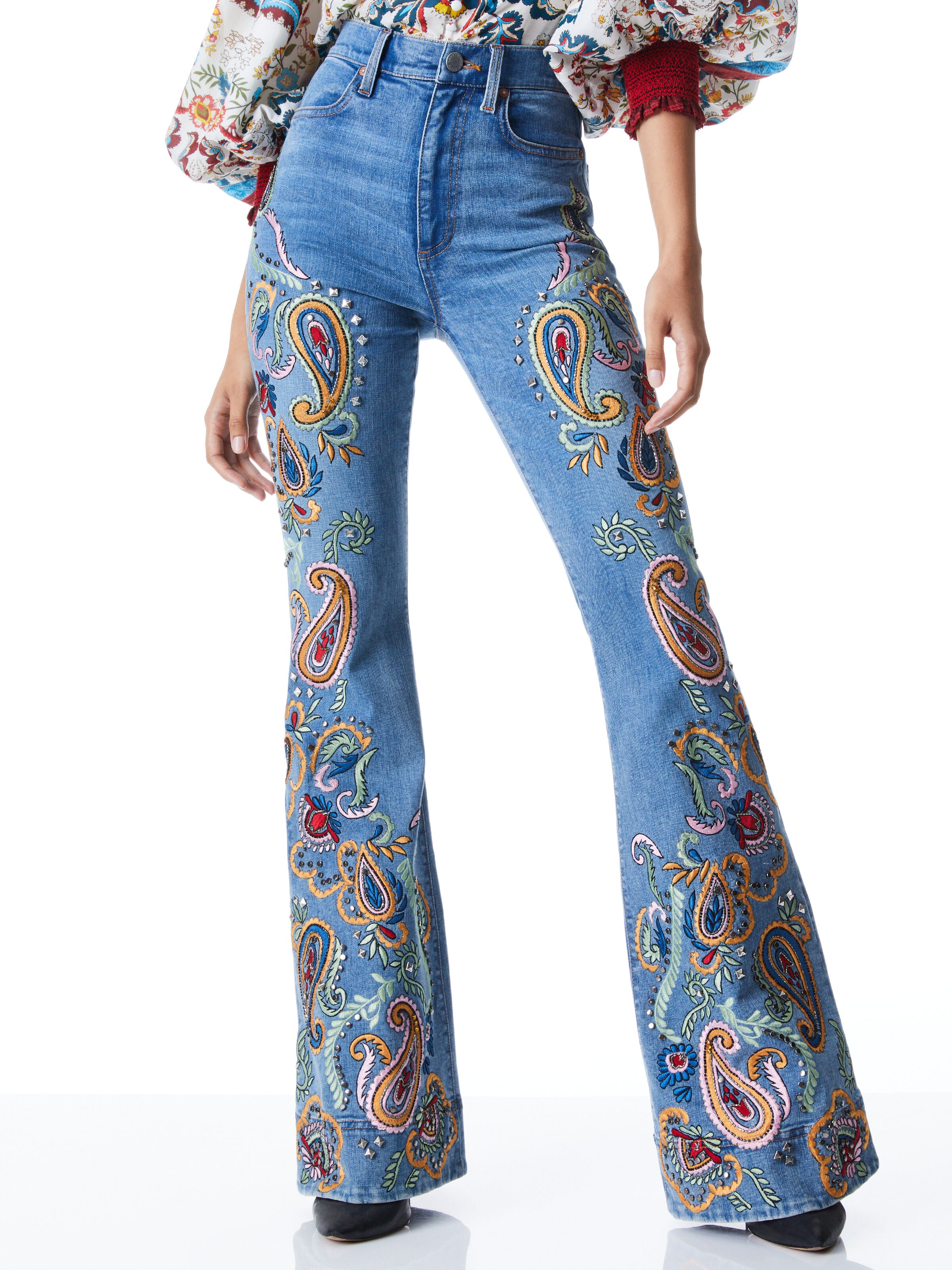 UN MAGNIFIQUE PANTALON PATTES D'ÉLÉPHANT BRODÉ À TAILLE HAUTE-ALICE + OLIVIA