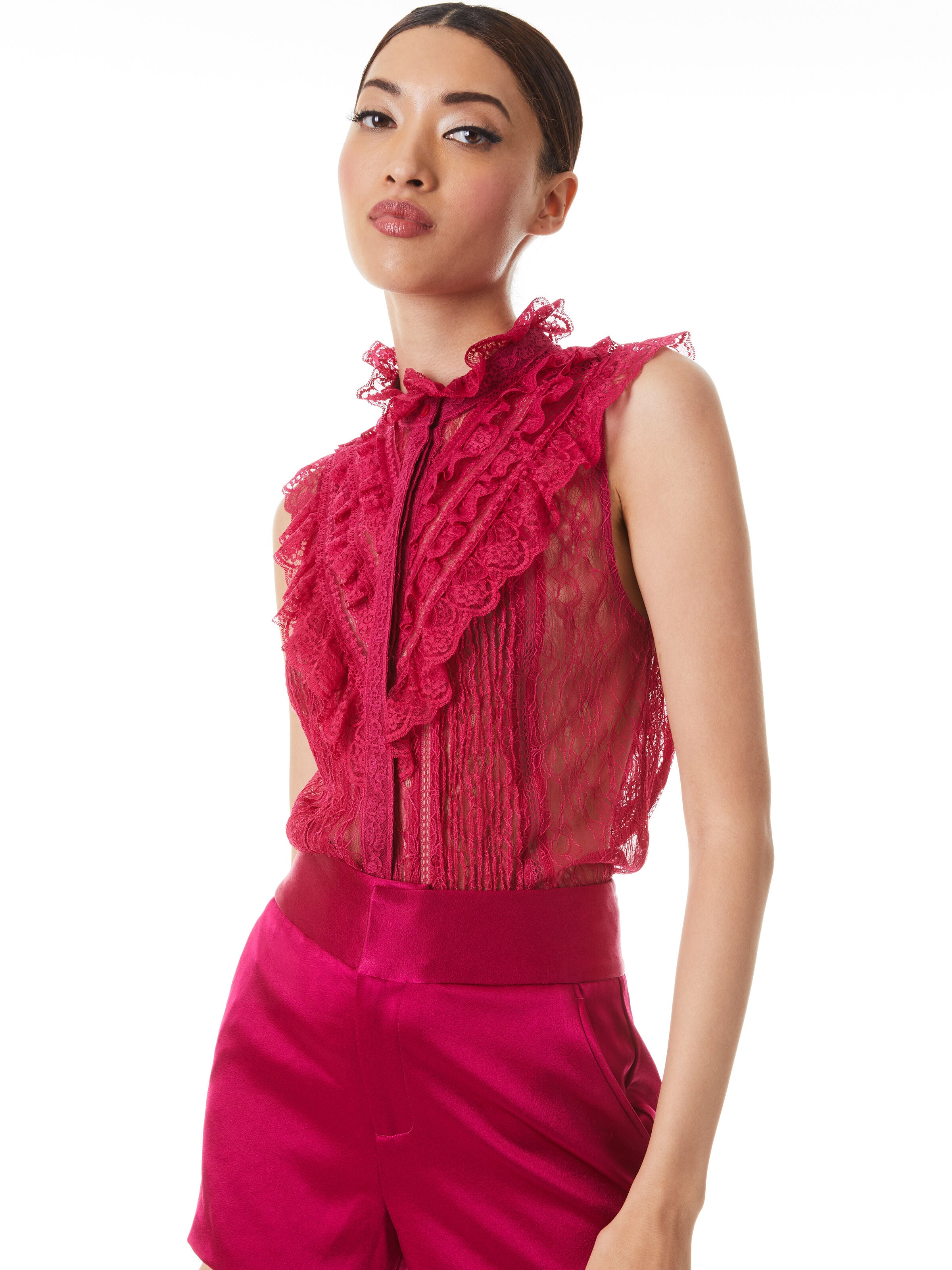 HAUT EN DENTELLE SANS MANCHES COL MONTANT RHEBA-ALICE + OLIVIA