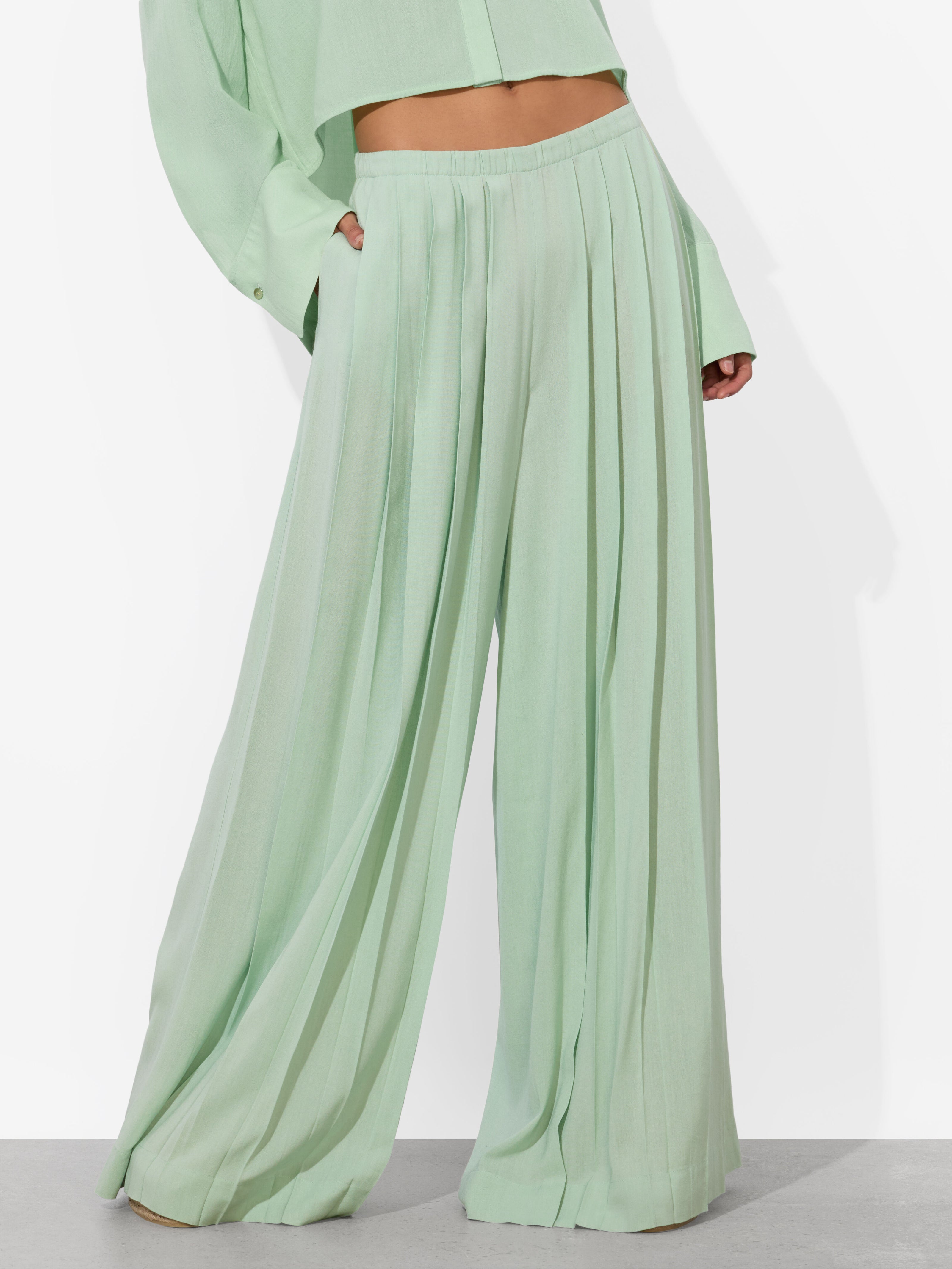 JENNA PLEATED PULL ON PANT-GREEN TEA-ALICE + OLIVIA
