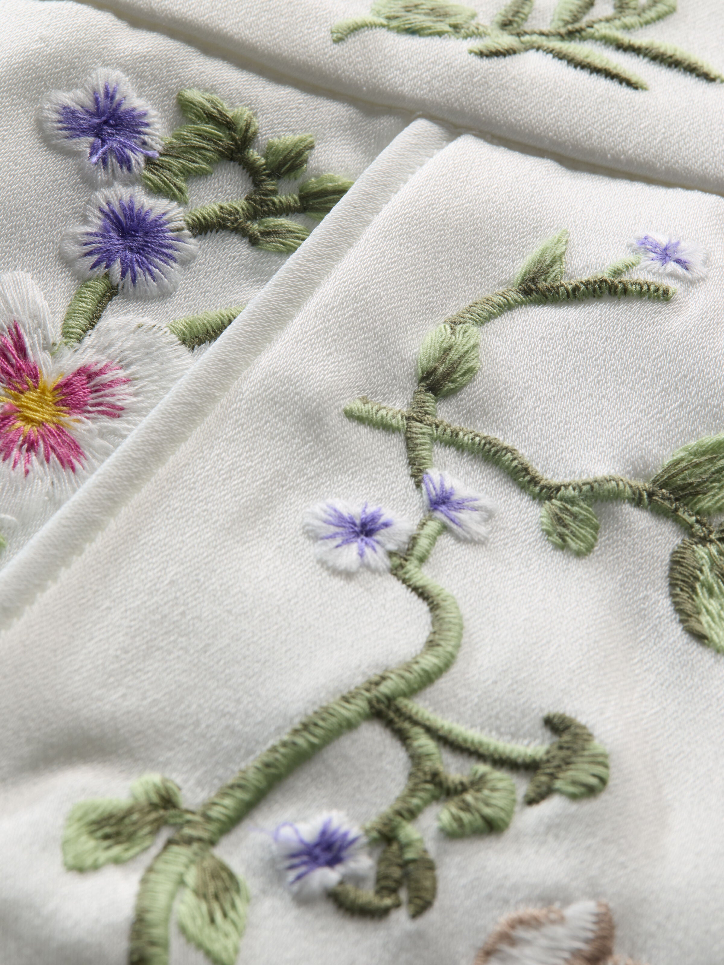 CADY EMBROIDERED SHORT in TWISTING VINES OFF WHITE | ALICE + OLIVIA