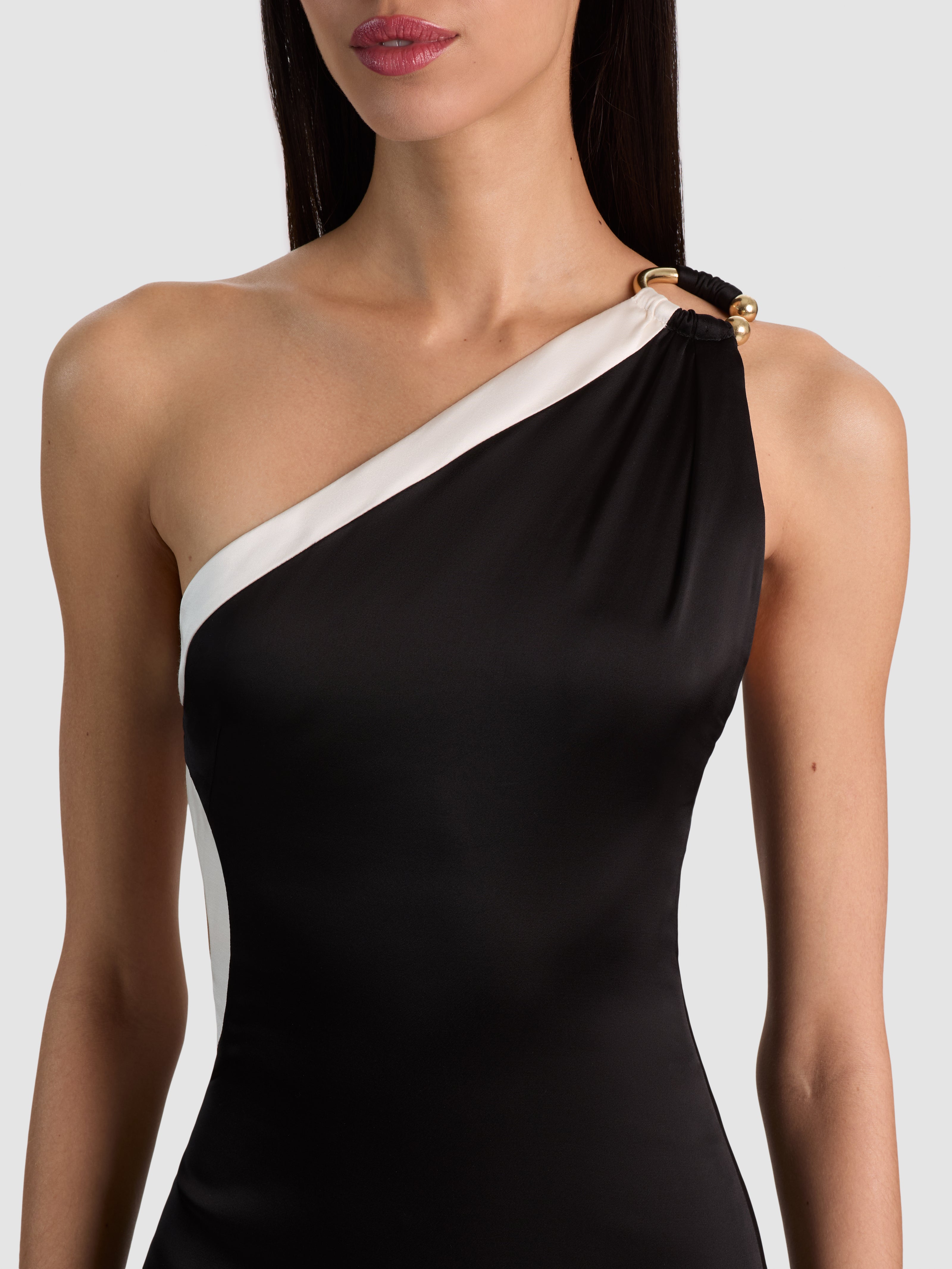ROBE LONGUE GWENDOLYN ASYMÉTRIQUE DÉCOUPÉE AVEC DÉTAILS MÉTALLIQUES-ALICE + OLIVIA