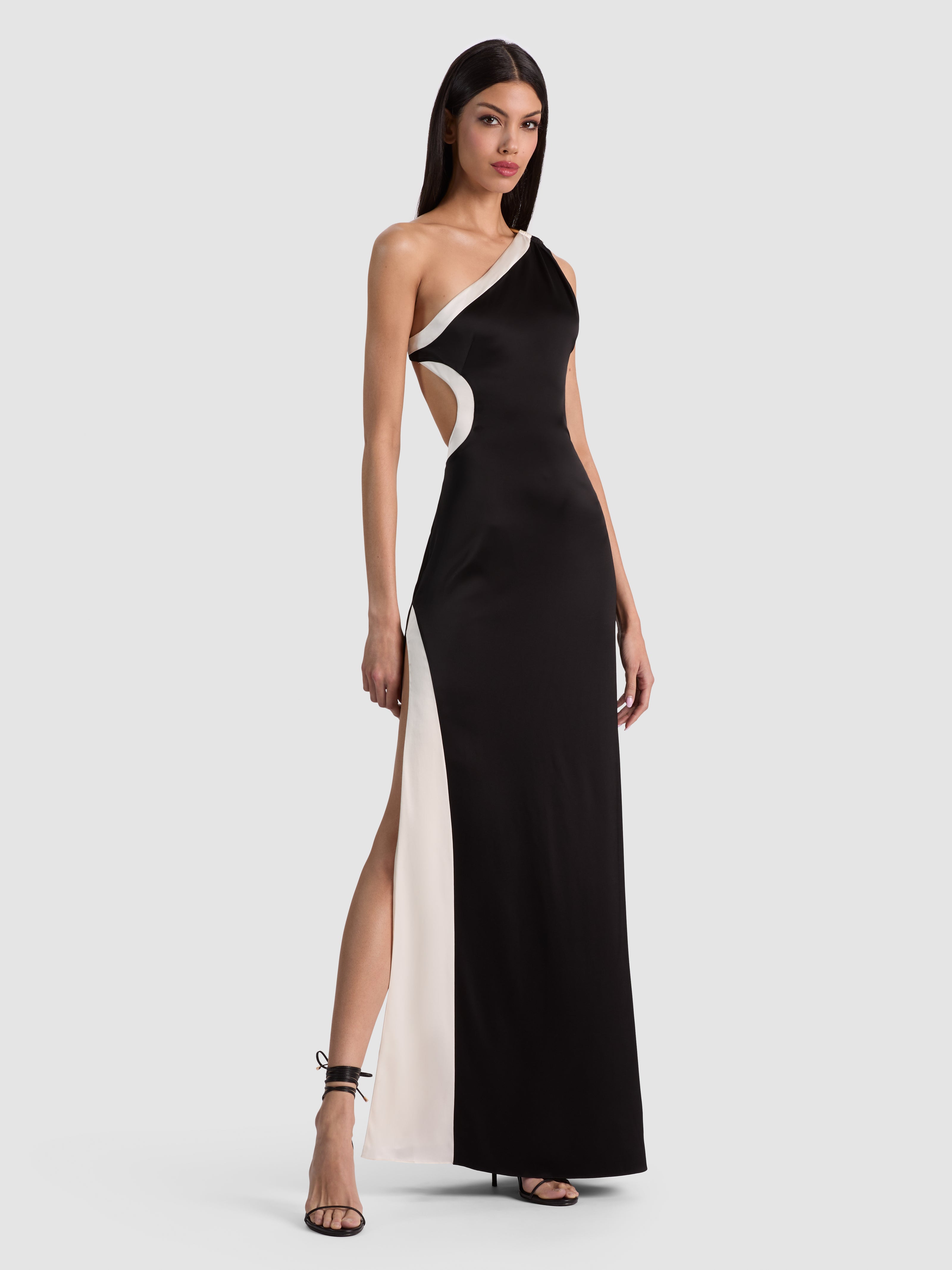 ROBE LONGUE GWENDOLYN ASYMÉTRIQUE DÉCOUPÉE AVEC DÉTAILS MÉTALLIQUES-ALICE + OLIVIA