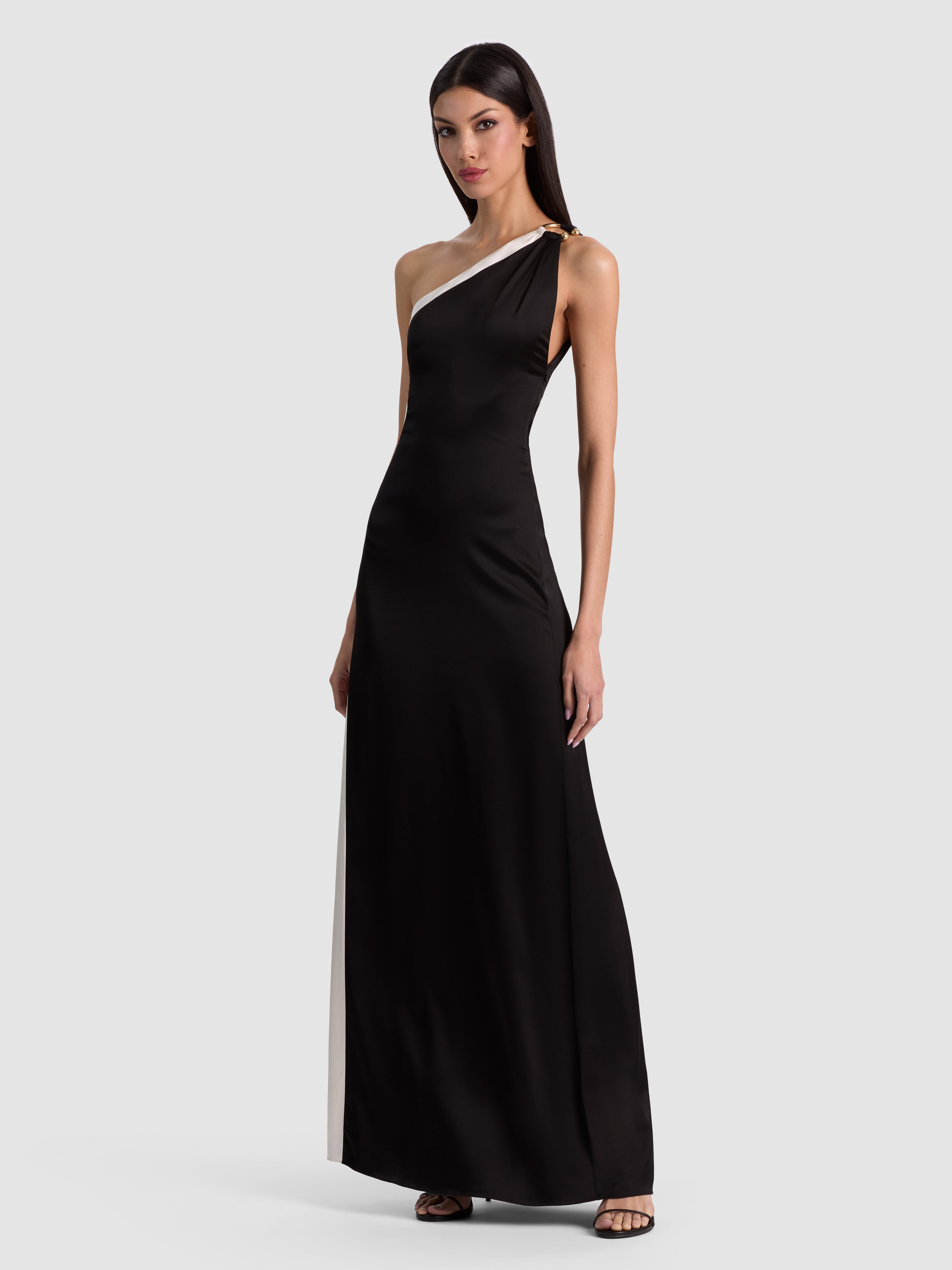 ROBE LONGUE GWENDOLYN ASYMÉTRIQUE DÉCOUPÉE AVEC DÉTAILS MÉTALLIQUES-ALICE + OLIVIA