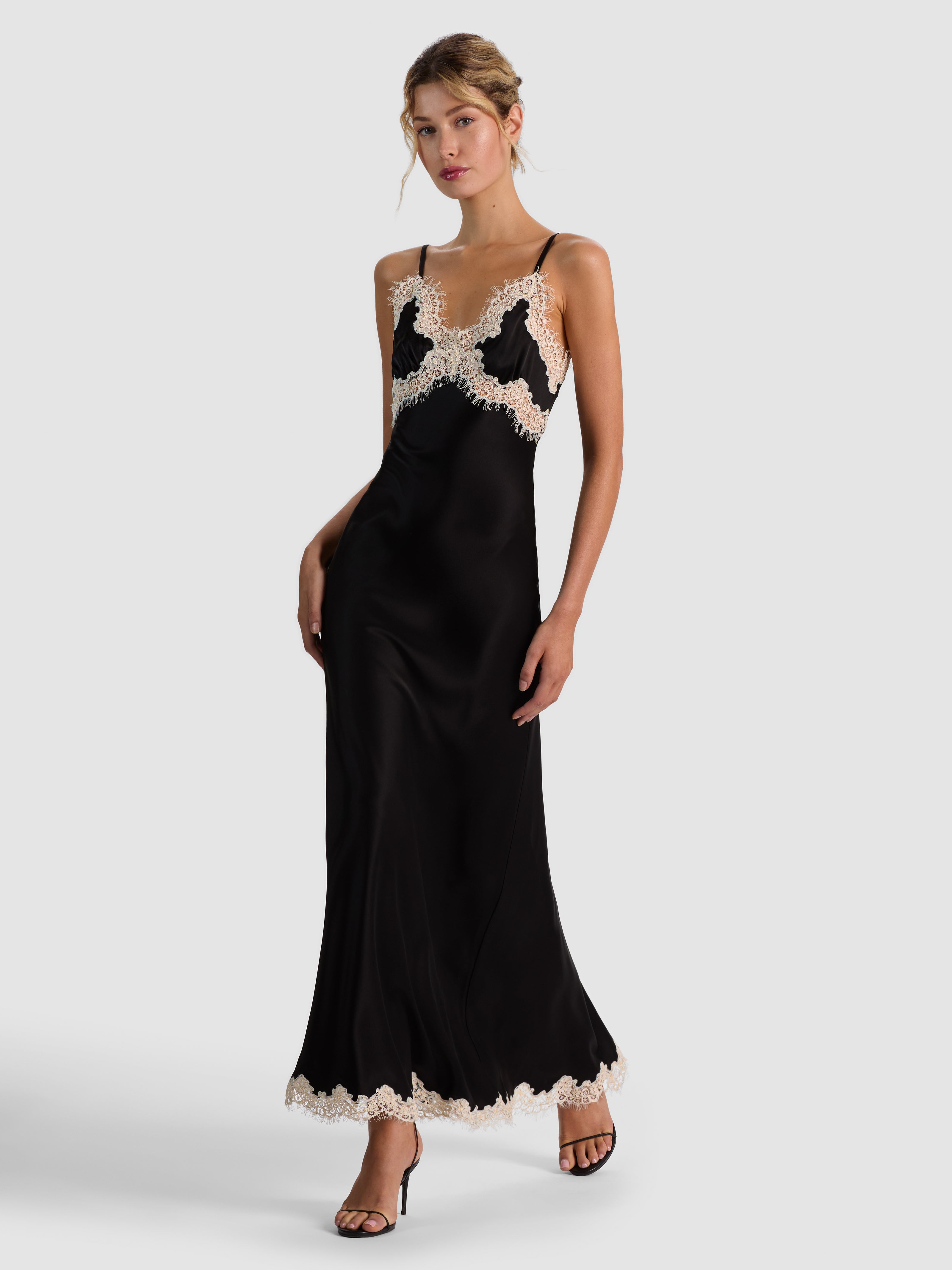 ROBE LONGUE À FENTES HAUTES ET BORDURE EN DENTELLE JULIETTA-ALICE + OLIVIA