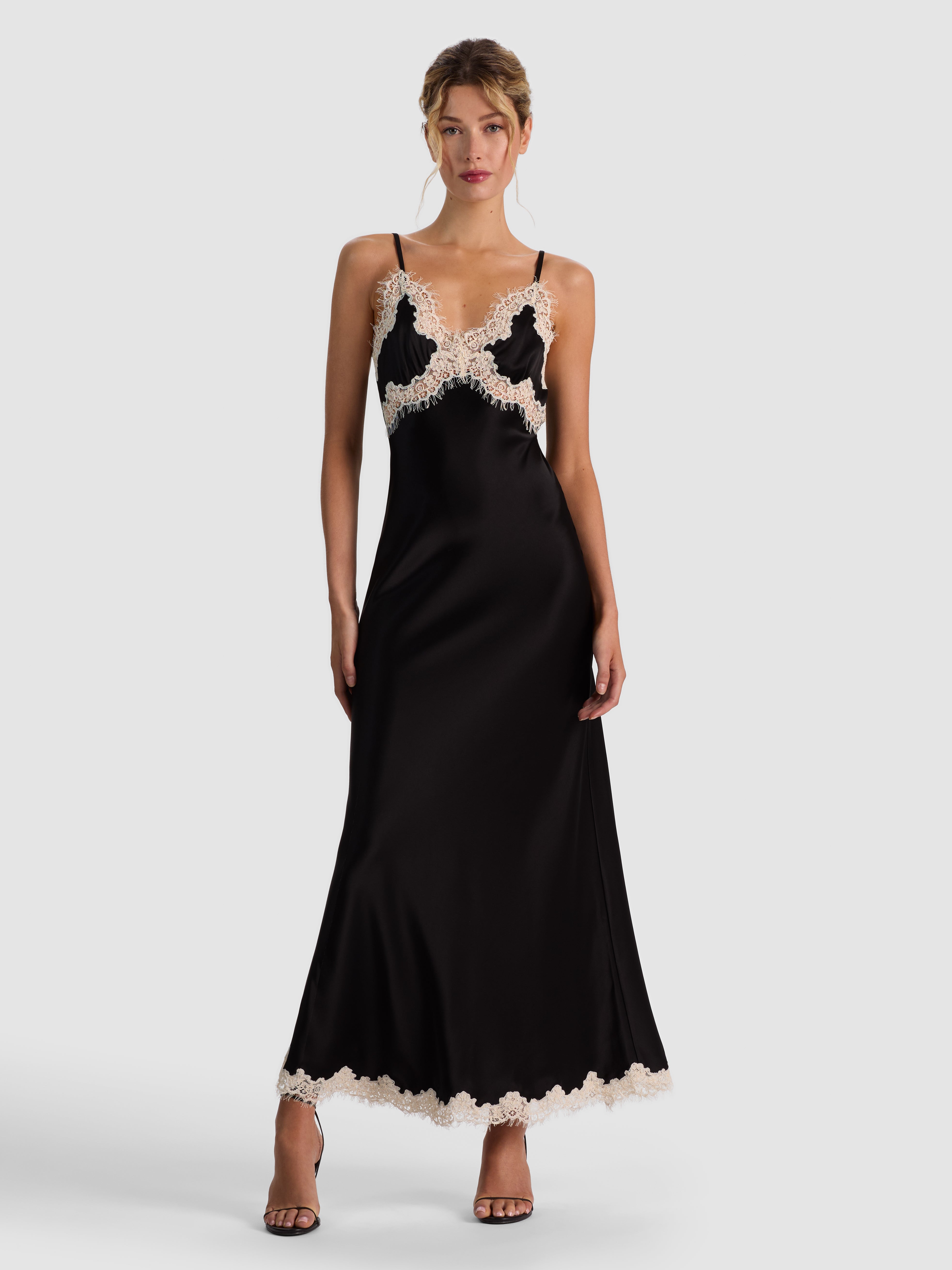 ROBE LONGUE À FENTES HAUTES ET BORDURE EN DENTELLE JULIETTA-ALICE + OLIVIA