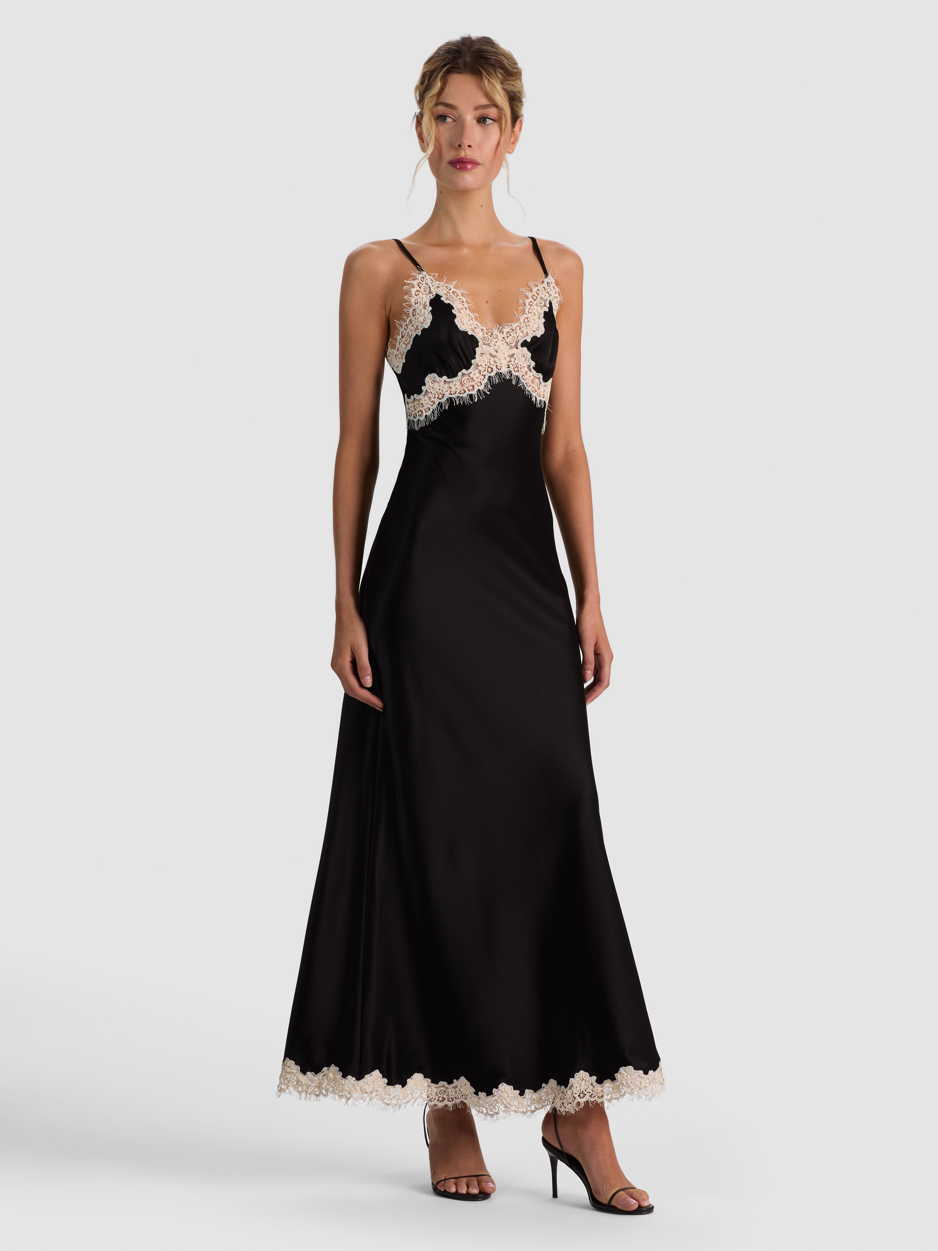ROBE LONGUE À FENTES HAUTES ET BORDURE EN DENTELLE JULIETTA-ALICE + OLIVIA