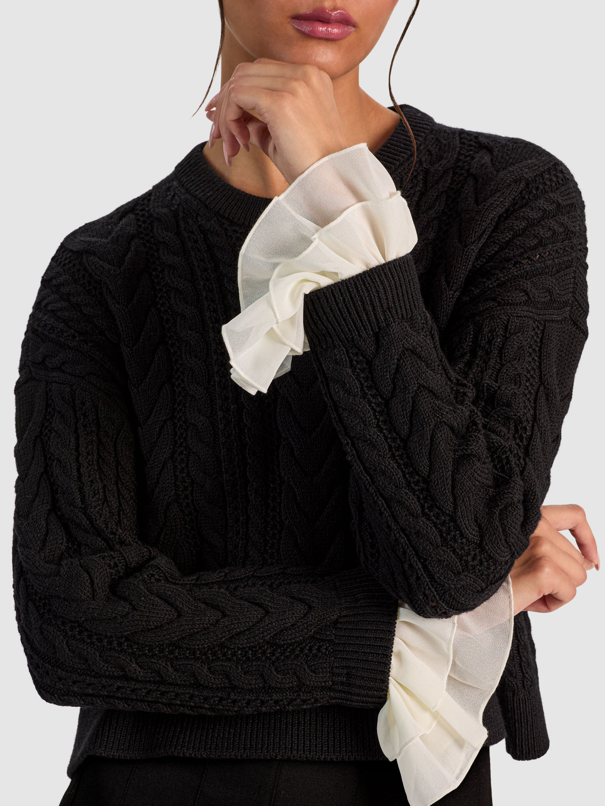 MAGLIONE CROP GIROCOLLO SHERLENE CON POLSINI A RUFFLES - NERO