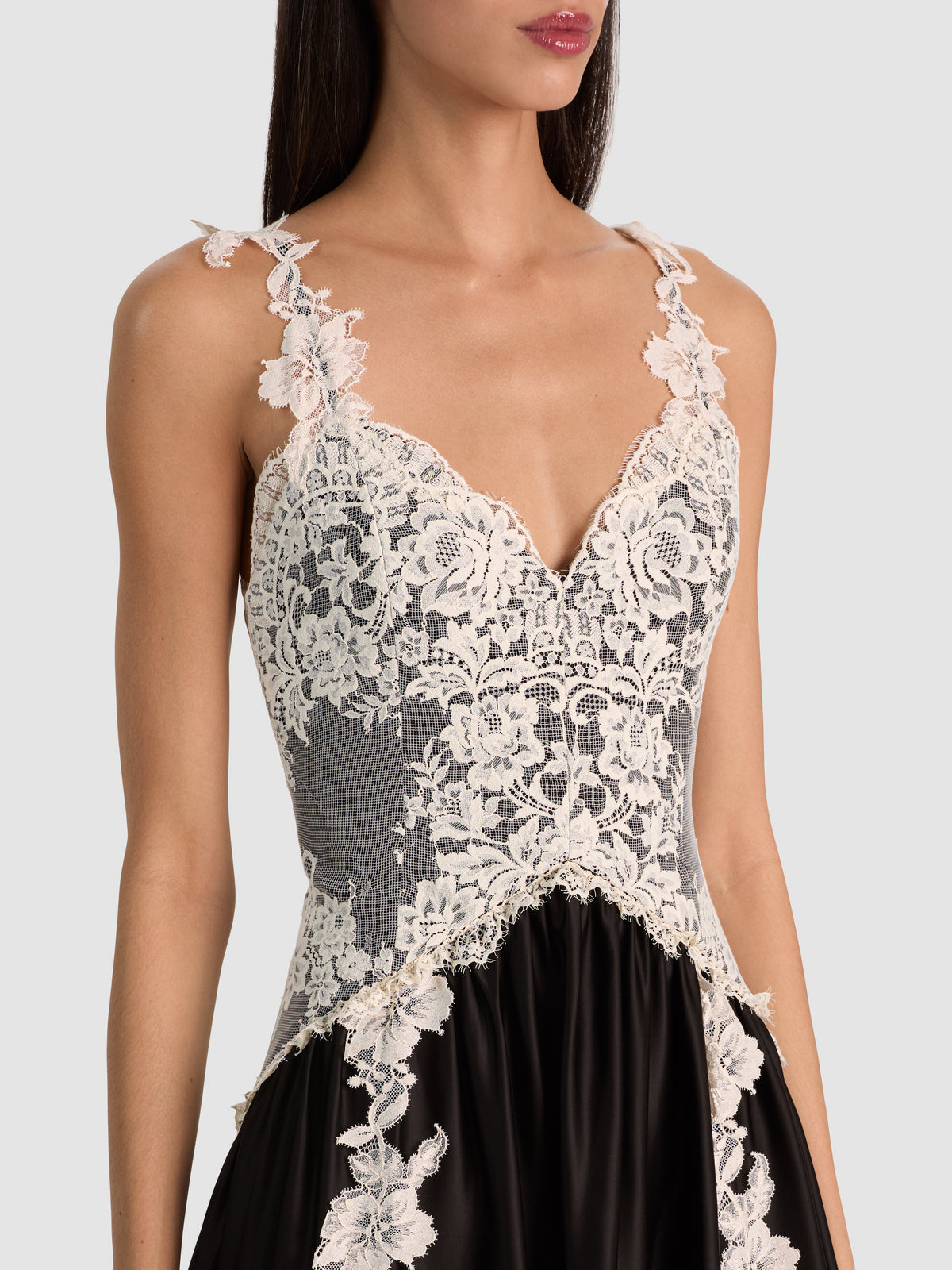 ROBE ADLA EN DENTELLE ASYMÉTRIQUE HAUT-BAS – NOIR/CHINO