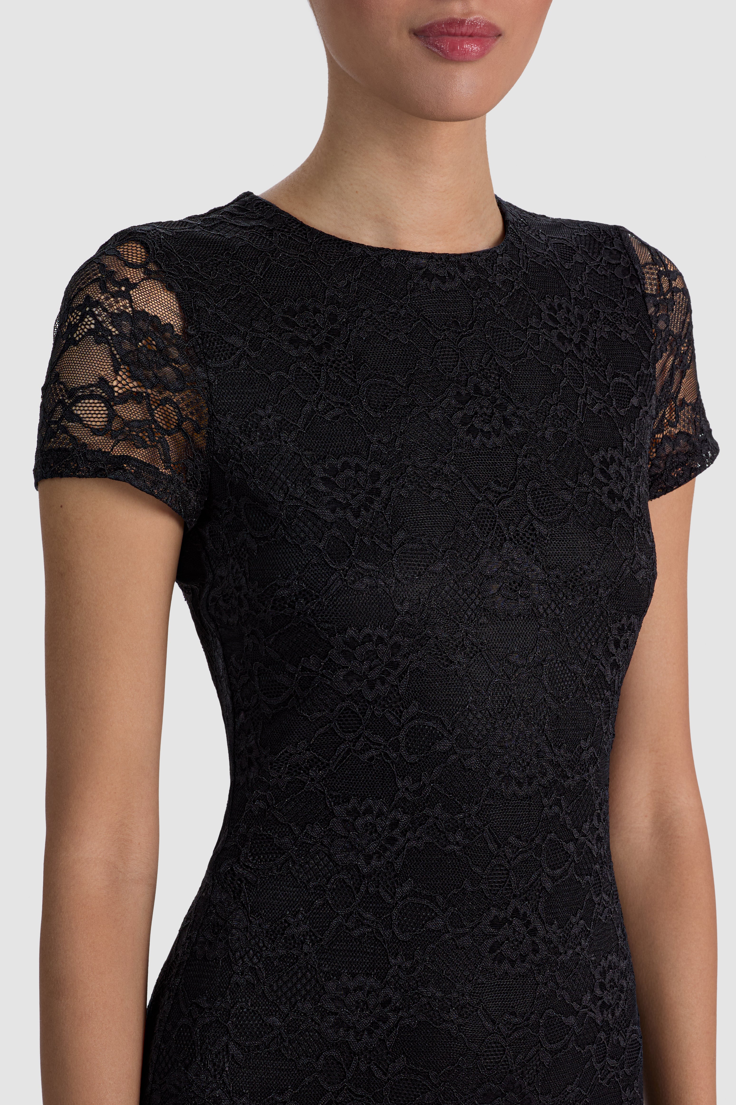 ABITO CORTO A MANICHE CORTE GIROCOLLO FITTED IN PIZZO DELORA-ALICE + OLIVIA