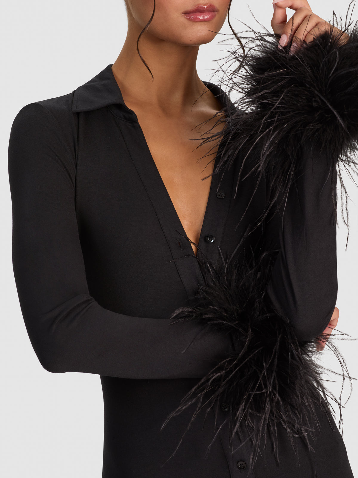 ROBE FREYA AJUSTÉE CINTREE BOUTONNÉE AVEC POIGNETS AMOVIBLES EN PLUMES-ALICE + OLIVIA