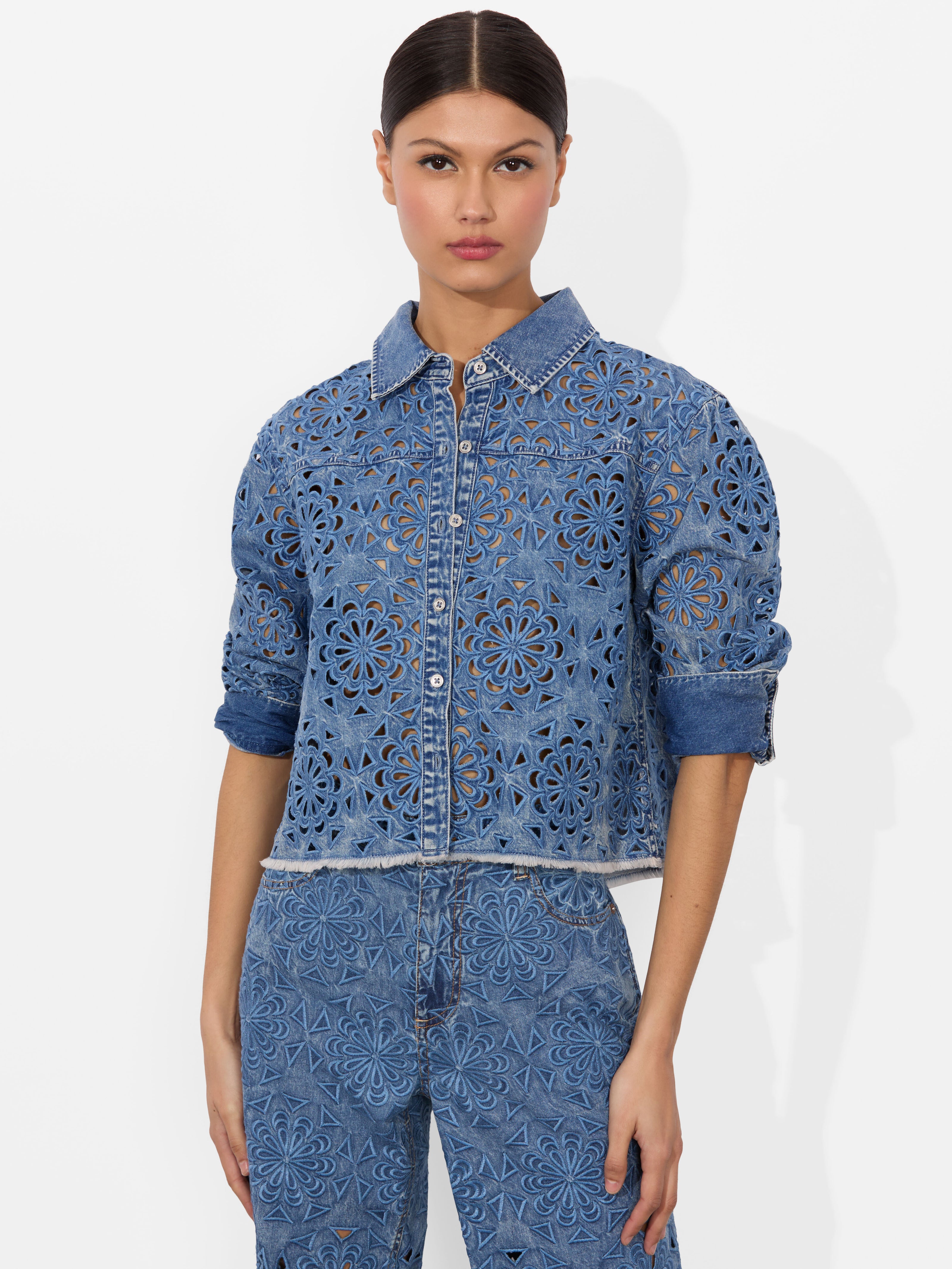 CHEMISE EN JEAN DÉCOUPÉE AU LASER AVEC PRÉCISION-ALICE + OLIVIA