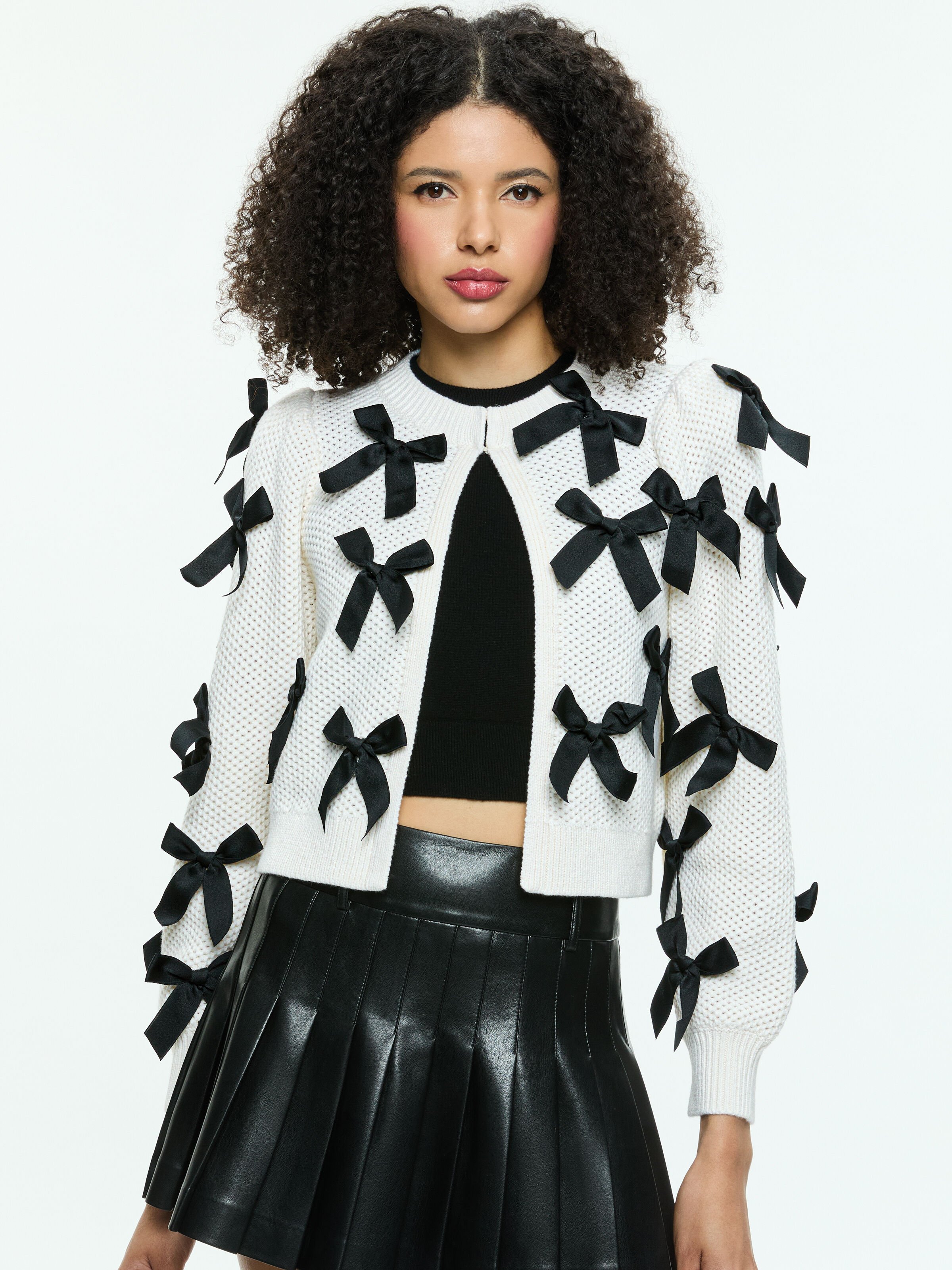 Alice+Olivia - 新品 alice+olivia ボウリボン×ケーブルニットカーディガン ブラック CC409546722B147_01.jpg?sw=550