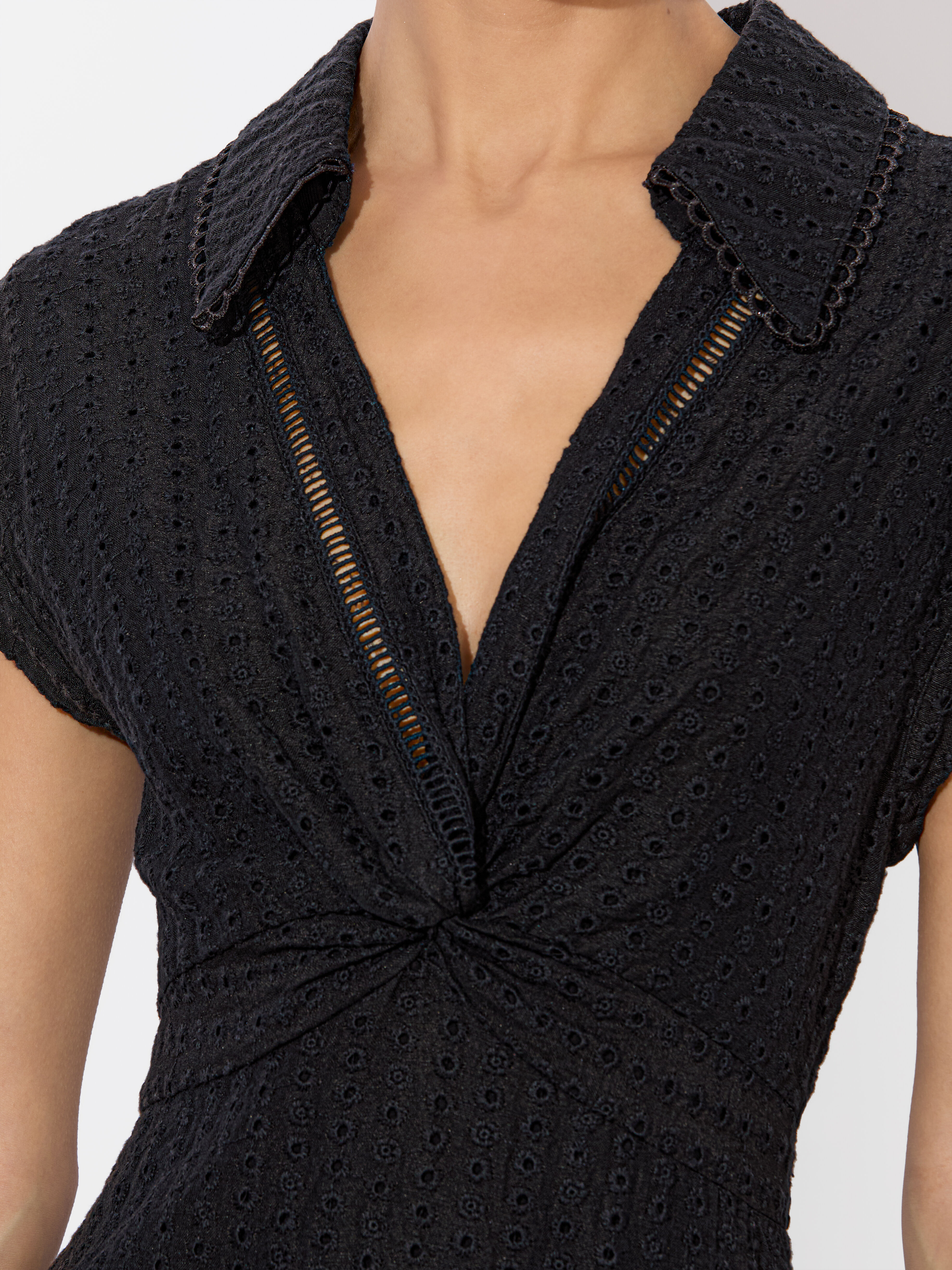 【Alice+Olivia】EVELINA リネン ツイストネック 膝上丈 ドレス Evelina Linen Mini Dress In Black | Alice + Olivia