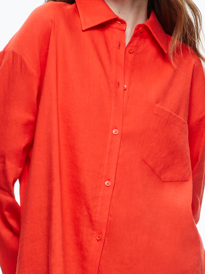 FINELY OVERSIZED LINEN BUTTON DOWN SHIRT - CHILI PEPPER image 4 - Alice And Olivia