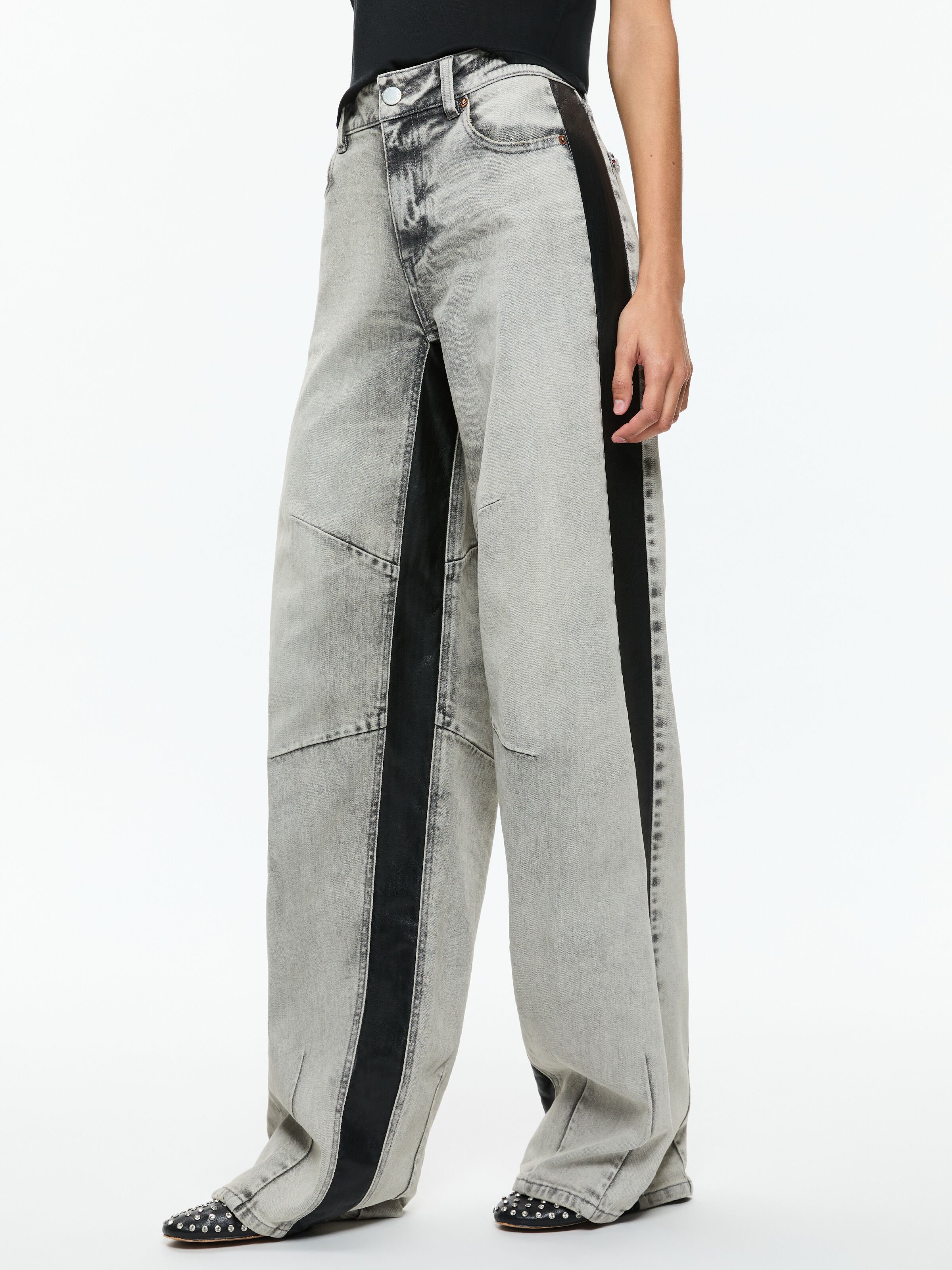 Parker Low Rise Balloon Leg Jean With Contrast Paneling In Hayden Smokey Grey Alice Olivia