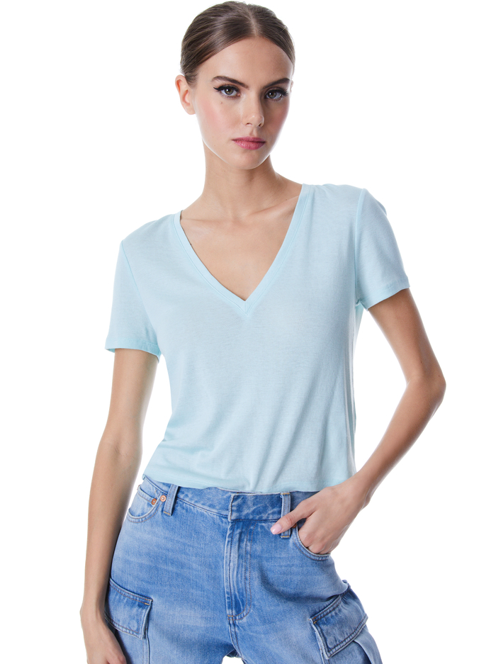 CINDY CLASSIC CROPPED V-NECK TEE - JULEP - Alice And Olivia