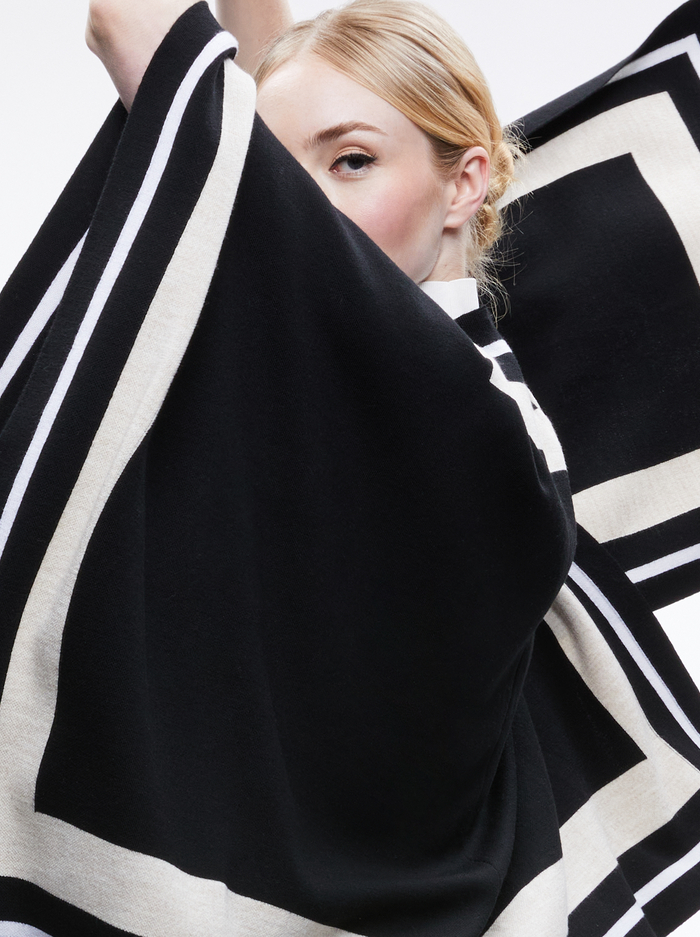 KAMALA STRIPE PONCHO - BLACK/ECRU/LATTE image 2 - Alice And Olivia