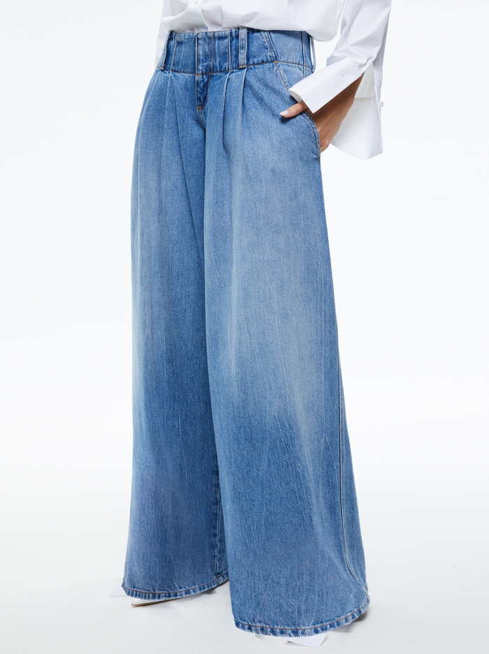 ANDERS LOW RISE PLEATED JEAN - GEORGIA VINTAGE BLUE - Alice And Olivia