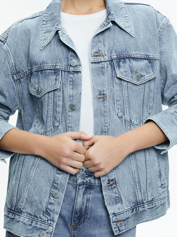 JEFF OVERSIZED DENIM JACKET - SADIE LT VINTAGE BLUE image 3 - Alice And Olivia