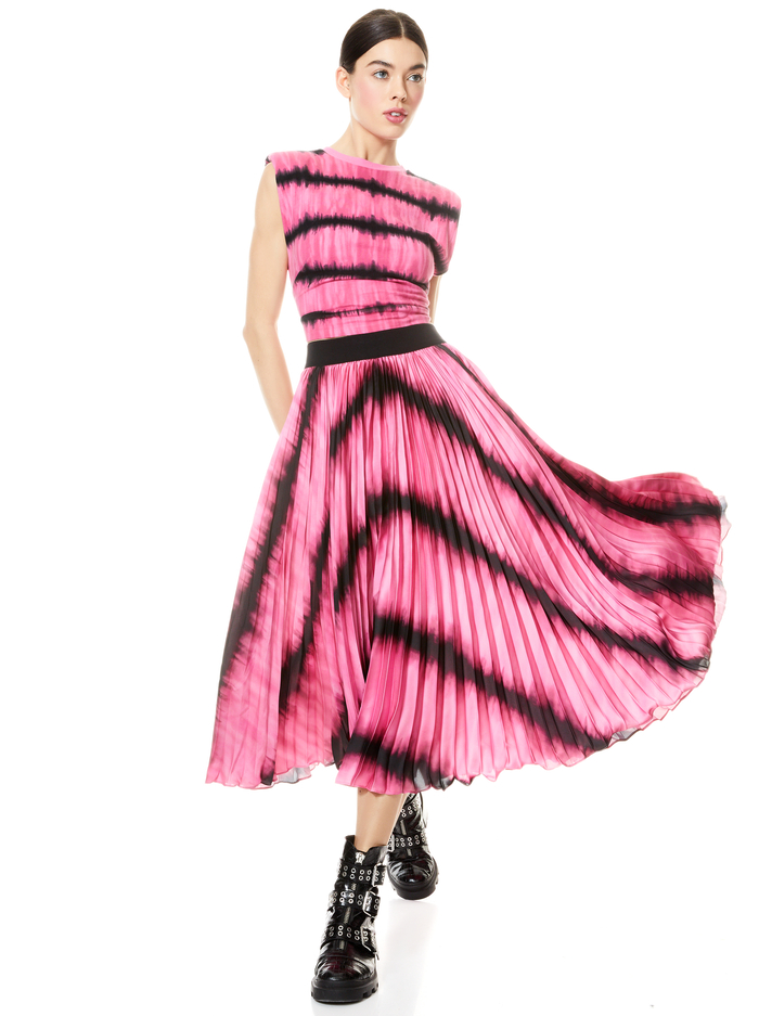 DESMA STRONG SHOULDER TOP - WASHED TIE DYE PINK image 2 - Alice And Olivia