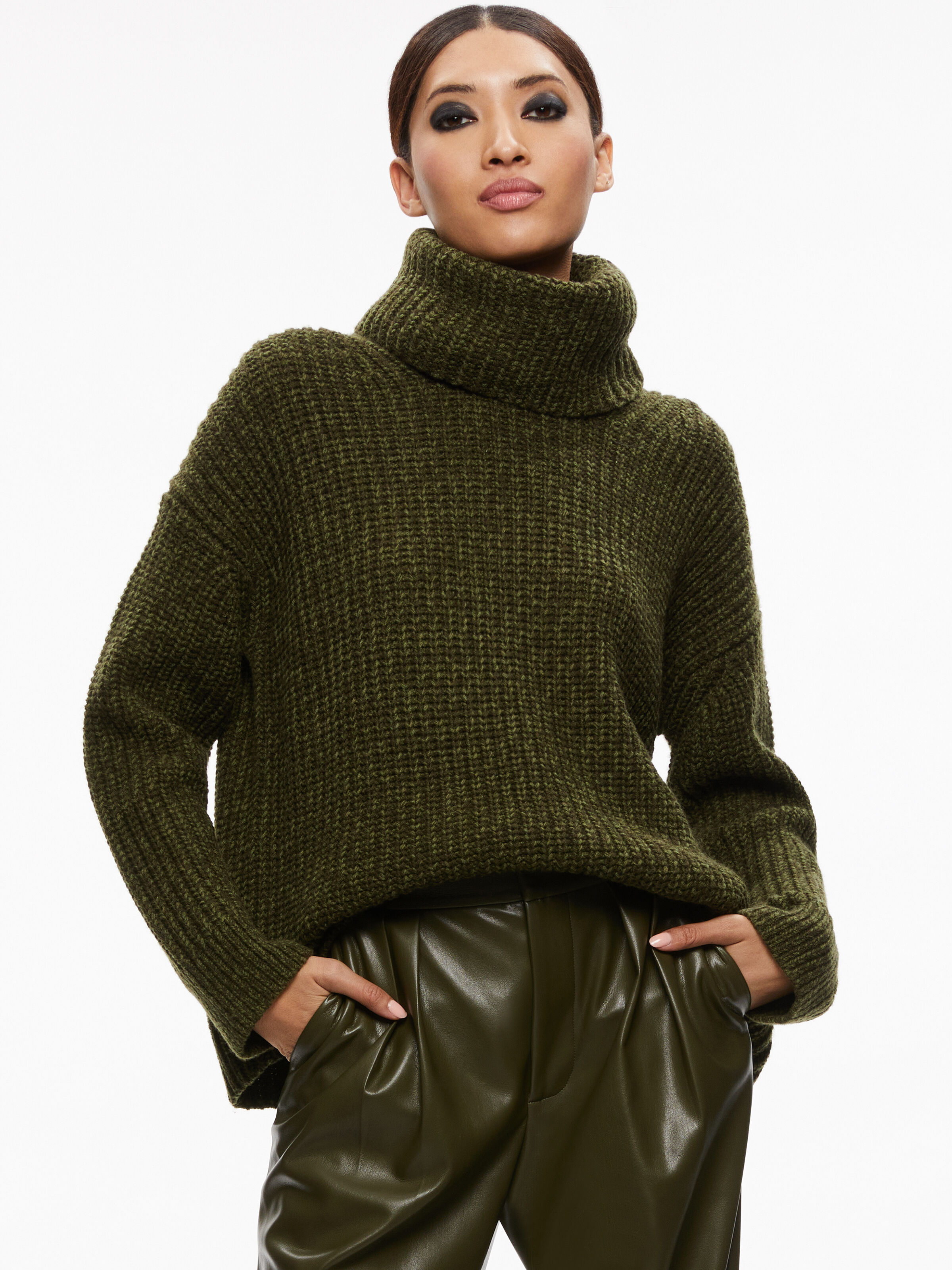 Vere Detachable Turtleneck Sweater In Olive Alice Olivia