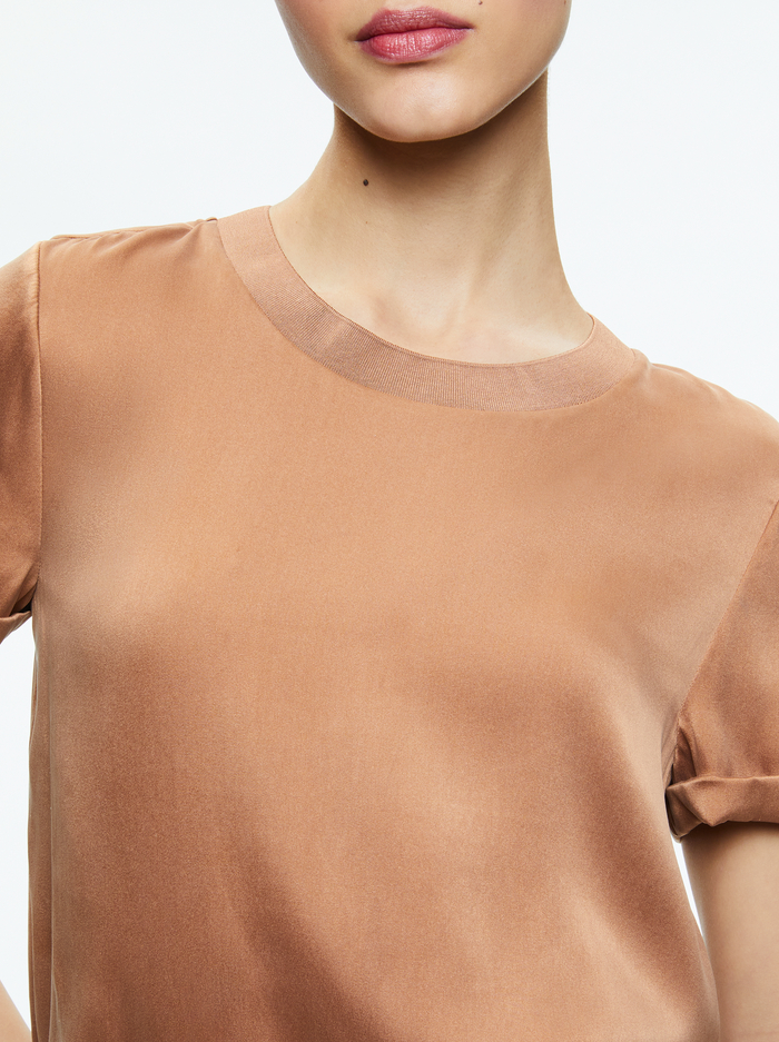 BRADEN RELAXED TEE - CAMEL image 3 - Alice And Olivia
