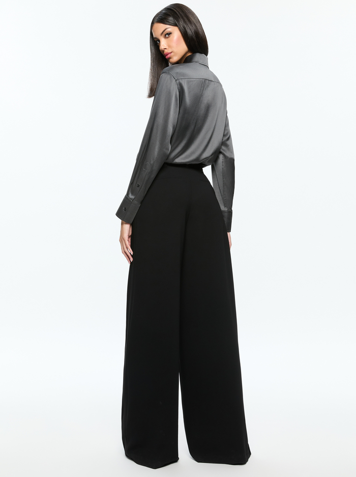 PERFECT BUTTON DOWN - CHARCOAL image 2 - Alice And Olivia