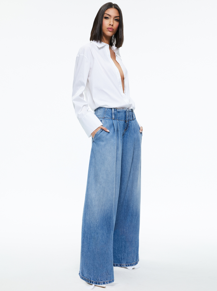 ANDERS LOW RISE PLEATED JEAN - GEORGIA VINTAGE BLUE image 4 - Alice And Olivia