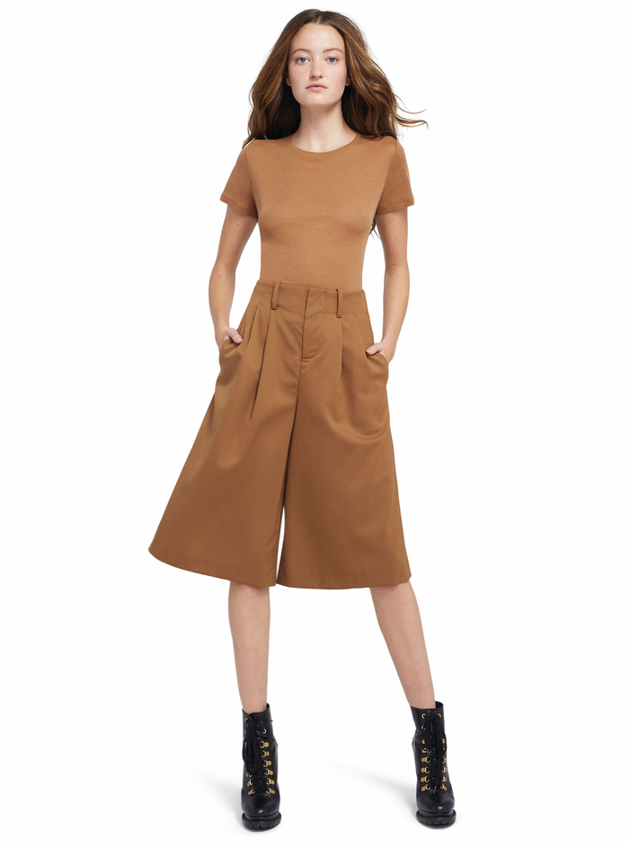 CINDY CROPPED TEE - CAMEL image 4 - ALICE + OLIVIA