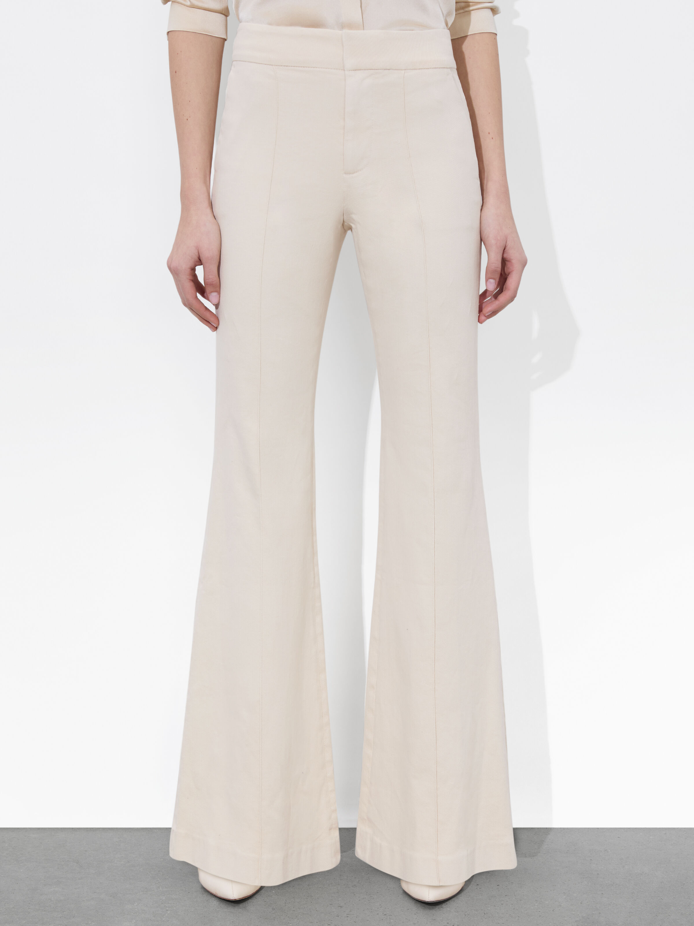 【関税＆送料込み】ChloAC Ivory Flared Denim Trousers Chloé High Rise Flare Jeans In Denim in Airy pink | Chloé US