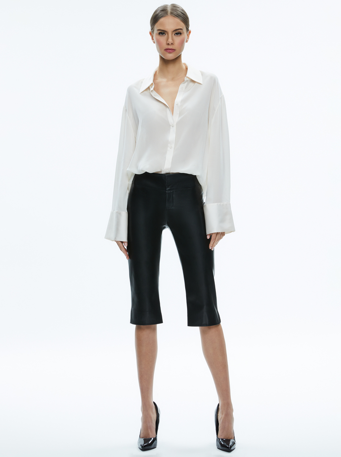 OLIVIA LOW RISE VEGAN CLAM DIGGER PANT - BLACK image 2 - Alice And Olivia