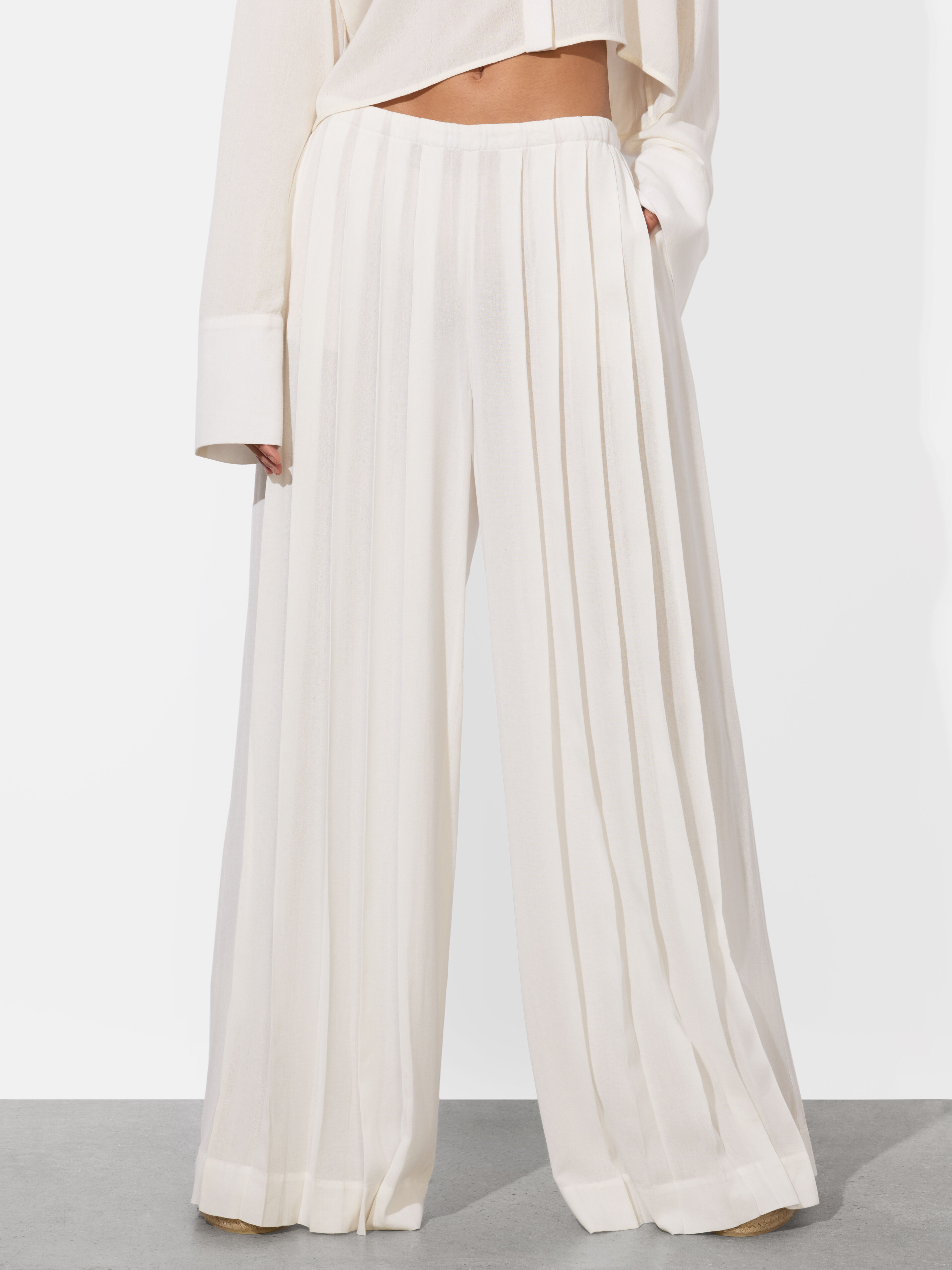 即戦力★【alice&olivia】Jenna プリーツ ワイド レッグ パンツ Jenna Pleated Pull On Pant In Off White | Alice + Olivia