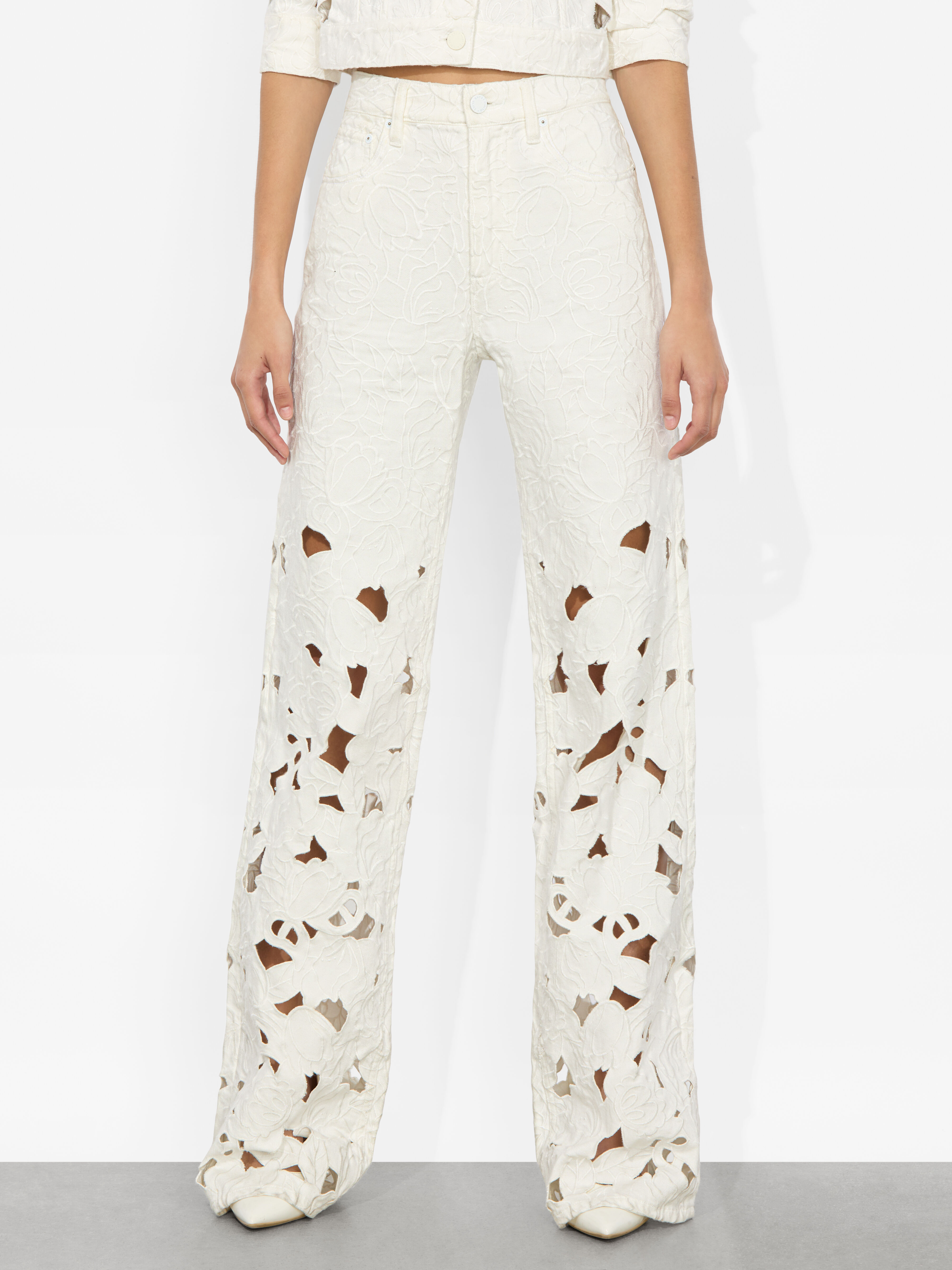 Weezy Eyelet Jean In Off White | Alice + Olivia