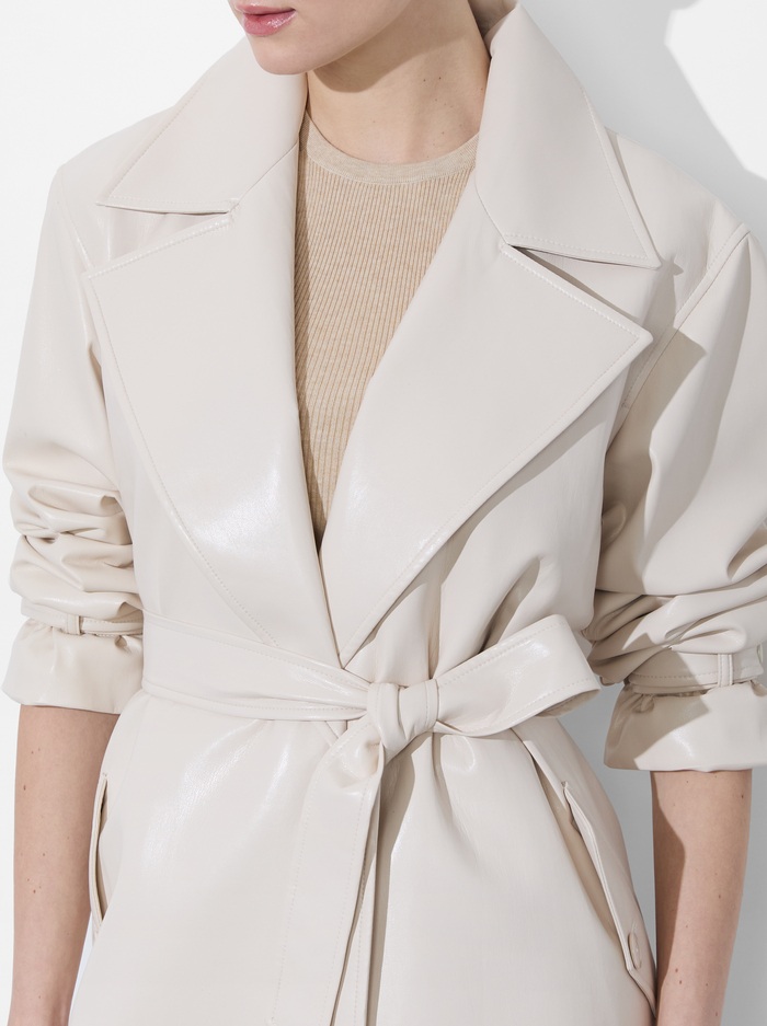 SULLIVAN VEGAN TRENCH - CHINO image 3 - Alice And Olivia