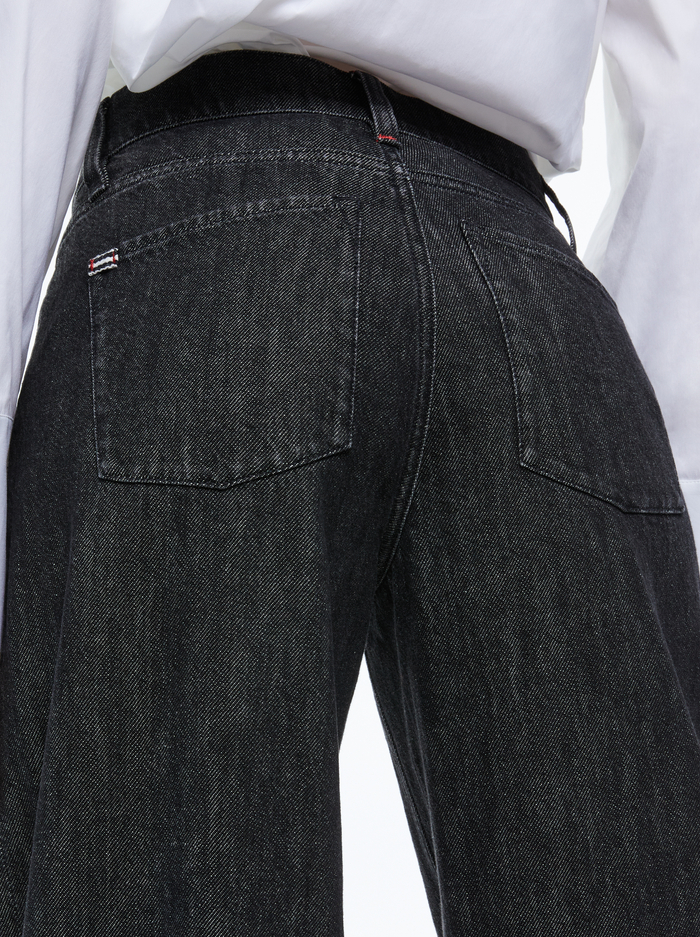 TRISH MID RISE BAGGY JEAN - MAYA SMOOTH BLACK image 3 - Alice And Olivia