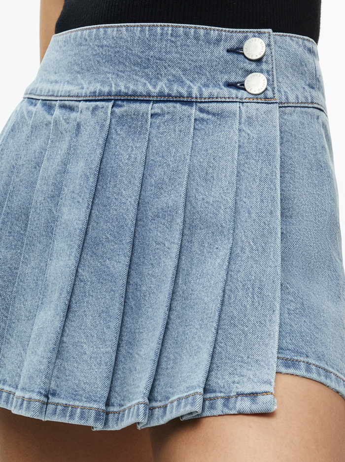 NOAH DENIM PLEATED SKORT - GEORGIA VINTAGE BLUE image 3 - Alice And Olivia