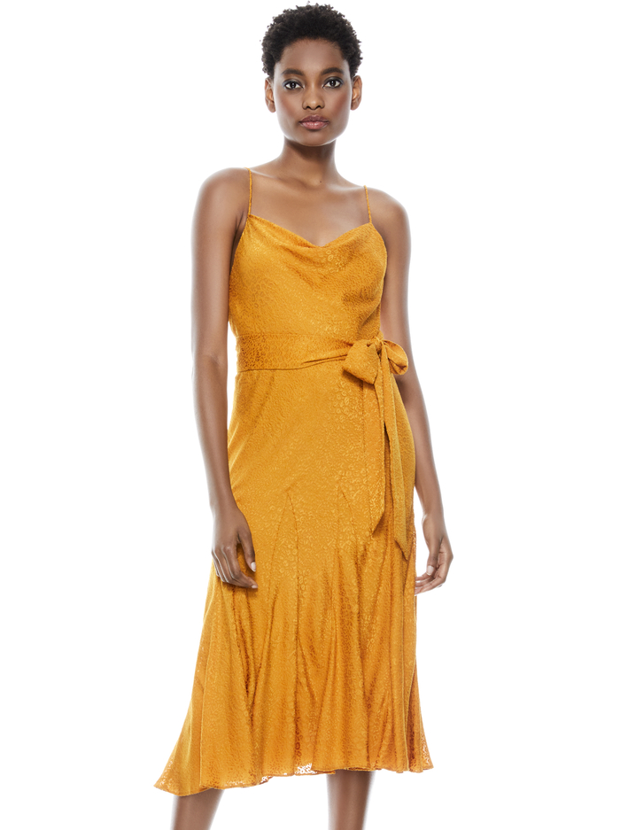 WEBBER TIE WAIST MIDI DRESS - AUTUMN GOLD image 2 - Alice And Olivia