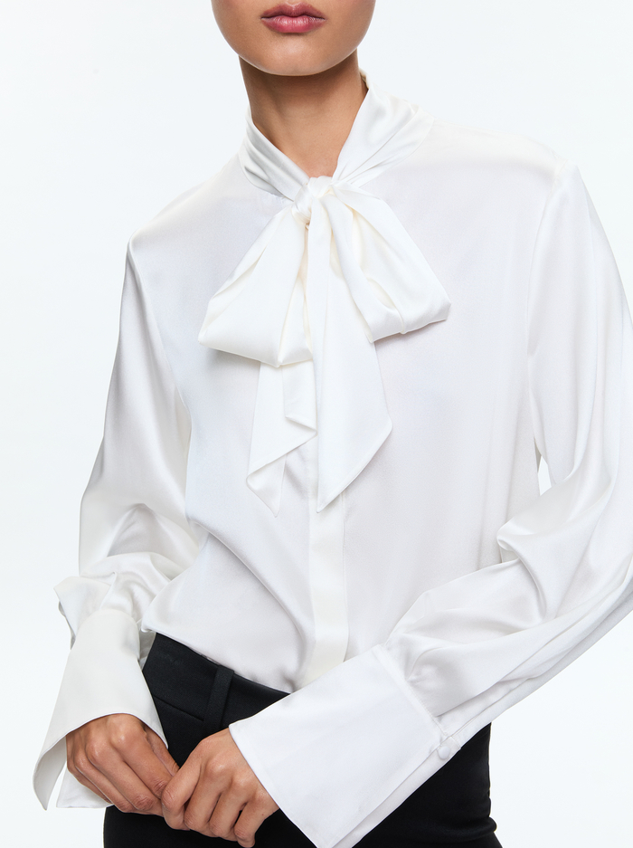 LLOYD BUTTON DOWN - OFF WHITE image 3 - Alice And Olivia