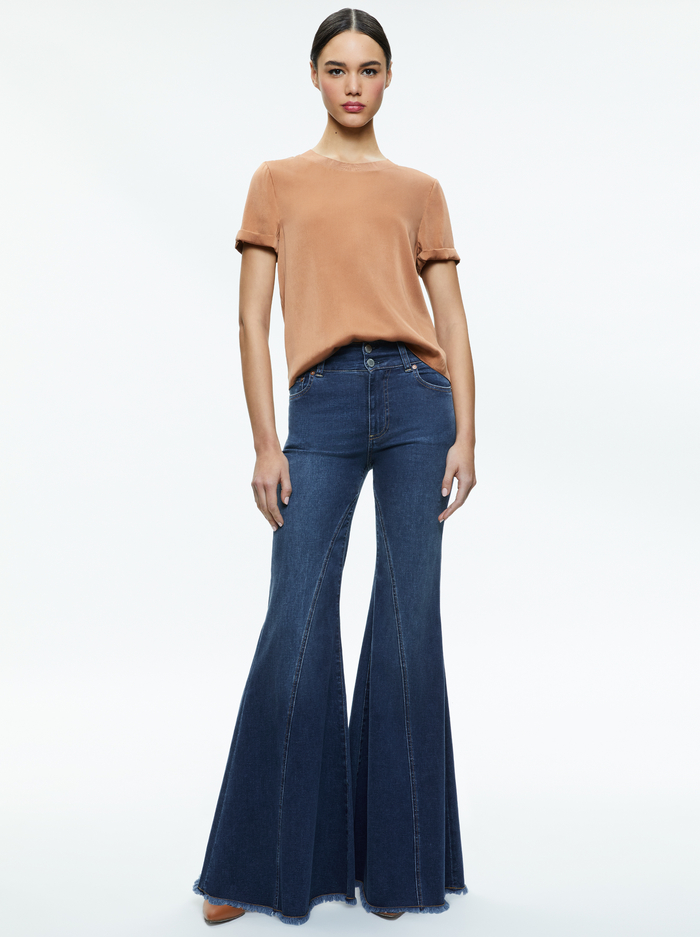 BRADEN RELAXED TEE - CAMEL image 4 - Alice And Olivia