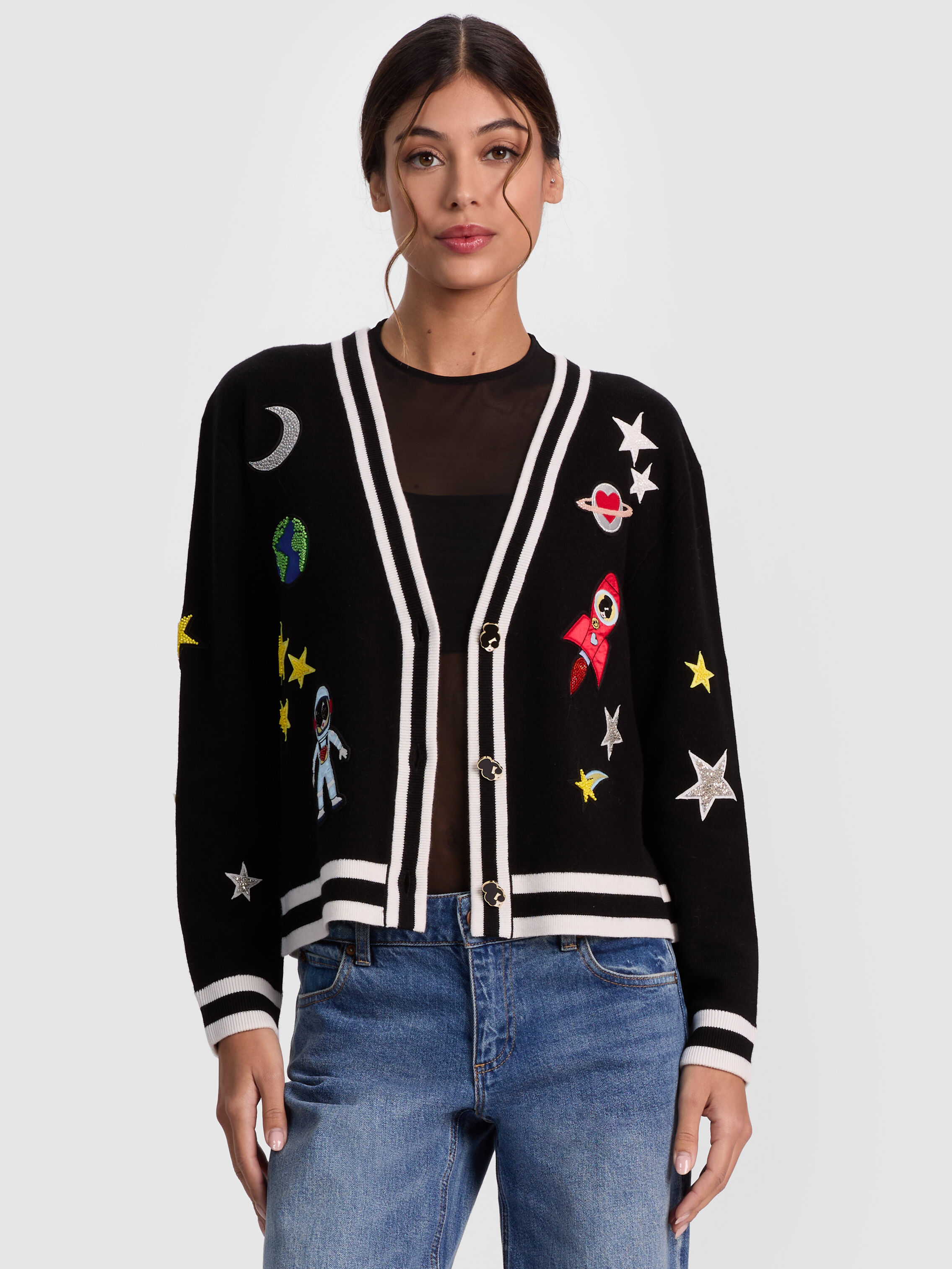 alice+oliviaステイシーフェイス刺繍 ニットカーディガン BRADLEY SPACE STACEFACE CARDIGAN in BLACK MULTI | ALICE + OLIVIA