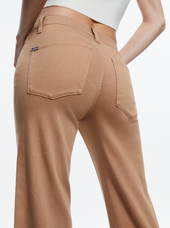 ROXIE LOW RISE STRAIGHT FLARE CROPPED JEAN - CAMEL image 3 - Alice And Olivia