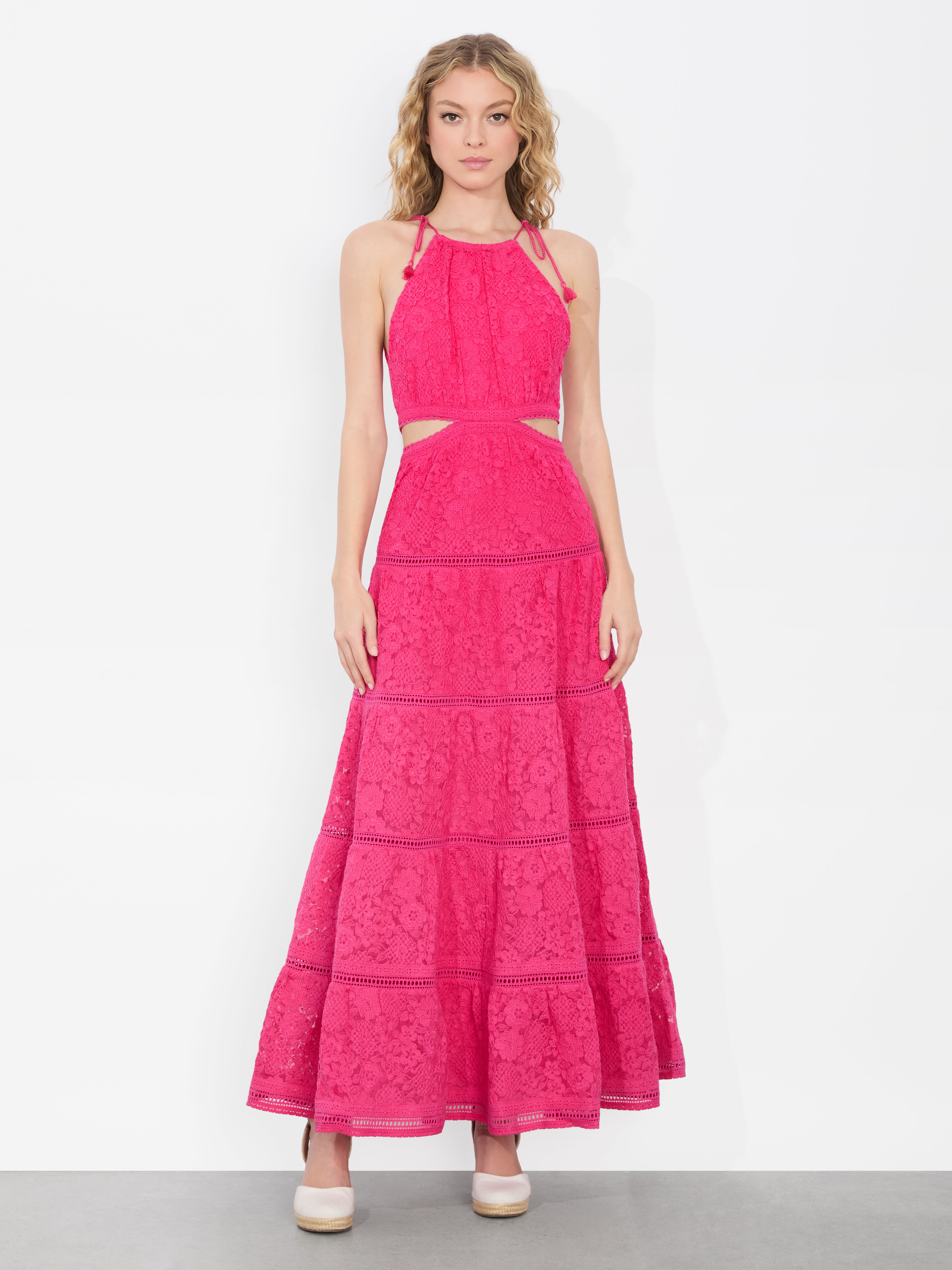 【Alice+Olivia】MYRTICE 刺繍 ティアード マキシ丈 ワンピース Myrtice Embellished Cut Out Maxi Dress In Black | Alice + Olivia