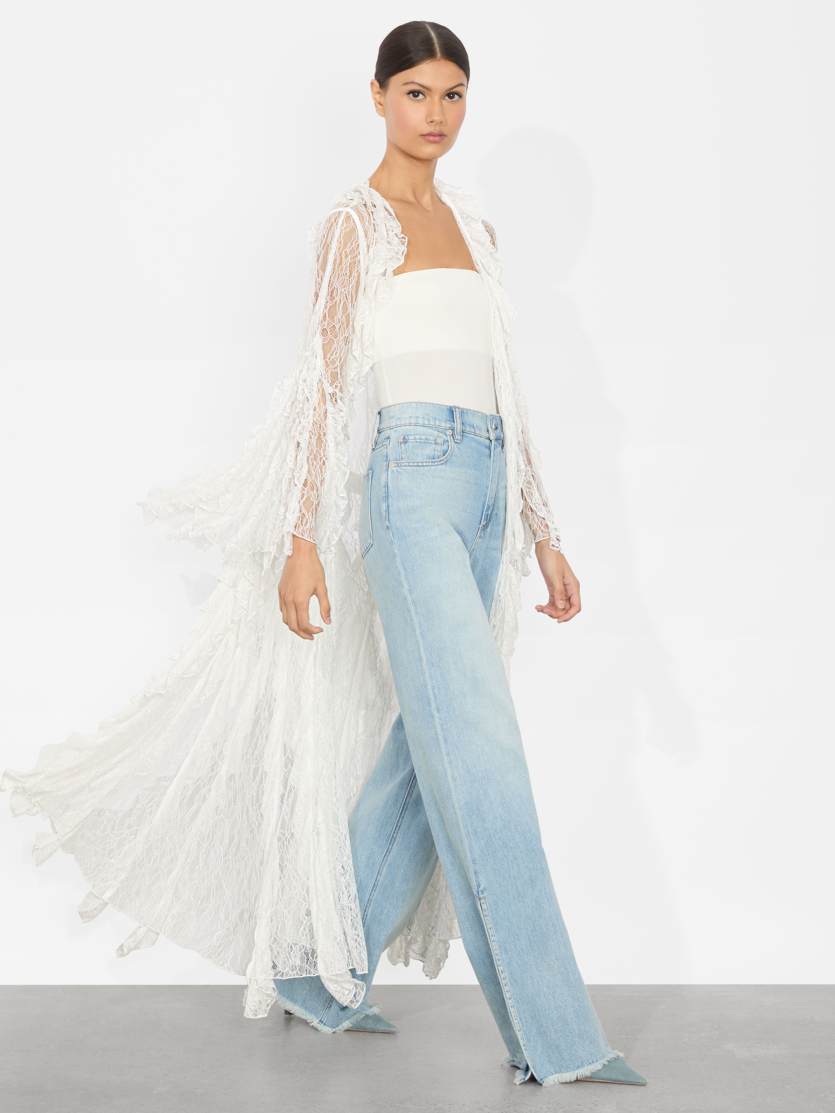 （残り僅か）新作 Alice+Olivia ZENAIDA マキシケープドレス Zena Lace Maxi Dress In Off White | Alice + Olivia
