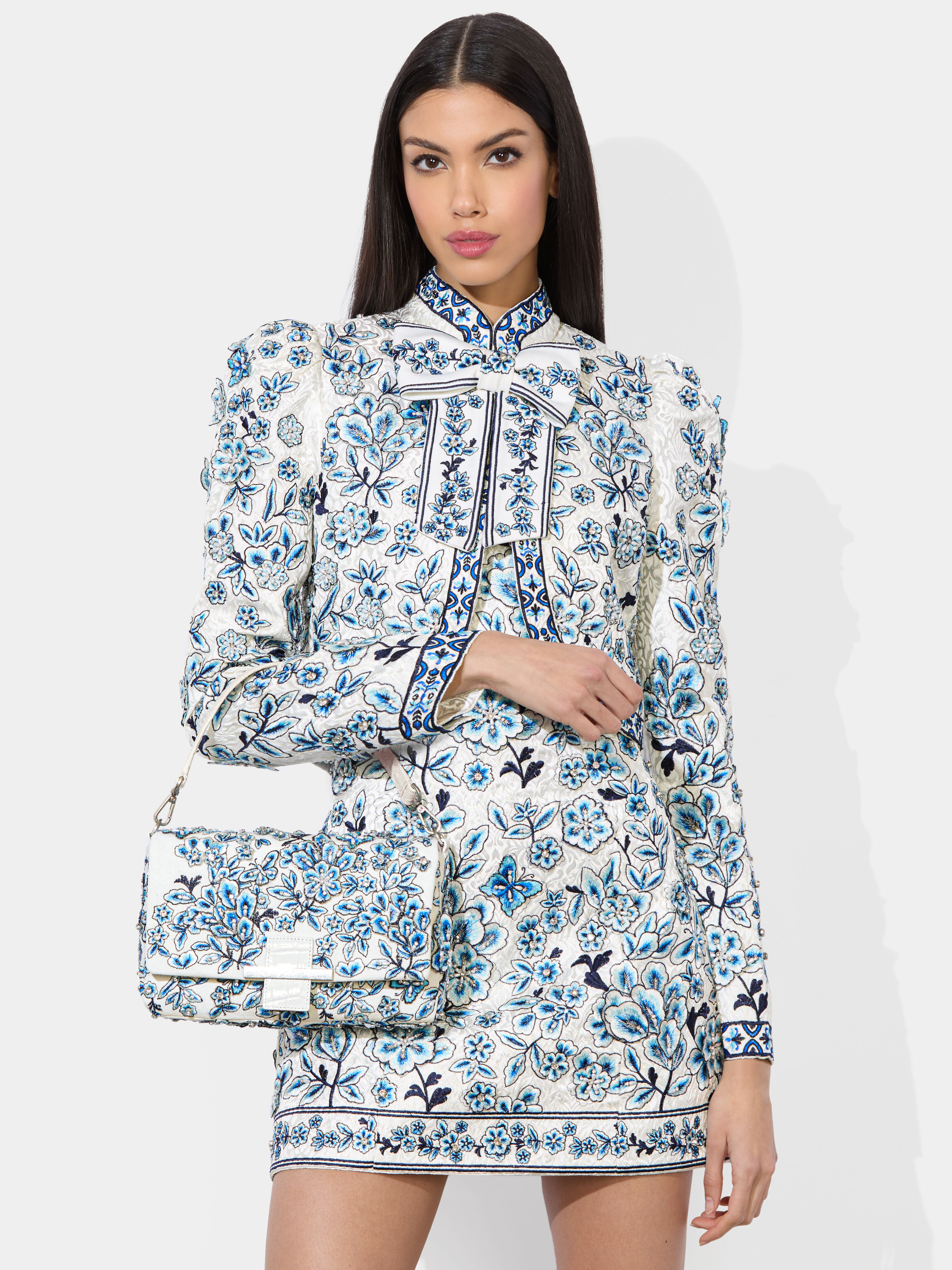 ALICE+OLIVIA 3Dフラワー クロップドジャケット ILARIA Alice + Olivia Ilaria Floral-Embroidered Crop Jacket | Saks