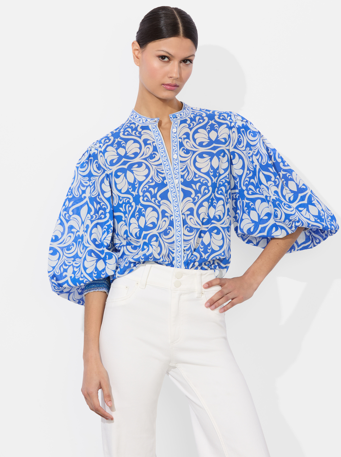 APRIL PRINTED BLOUSE - SOIREE TRUE BLUE - Alice And Olivia