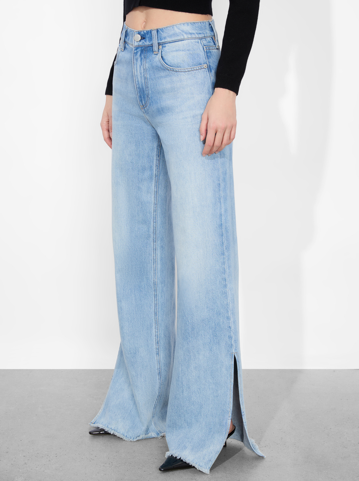 WEEZY SLIT JEAN - GEMMA LIGHT BLUE - Alice And Olivia